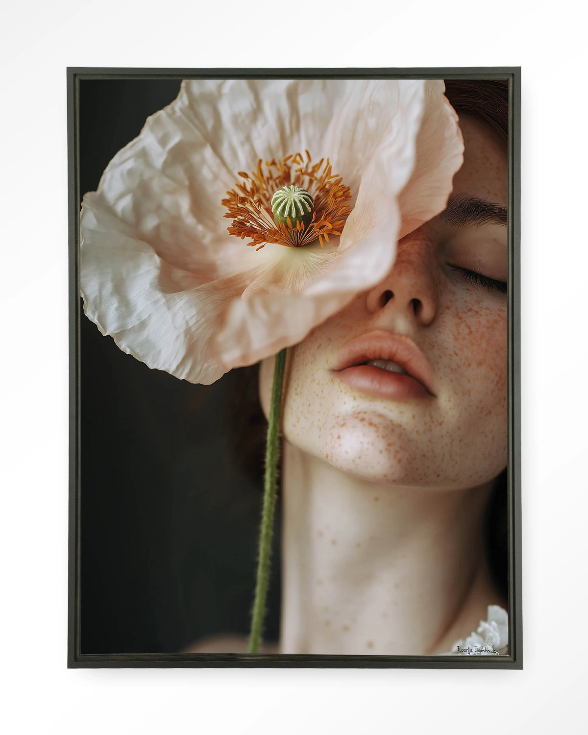 Poppy Flower – vrouw met klaproos – Wandkleed – Floating frame – zwart