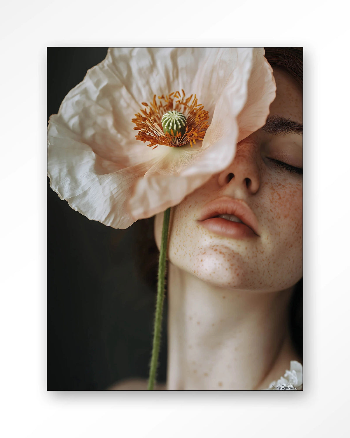 Poppy Flower – vrouw met klaproos – Wandkleed – Frame – zwart