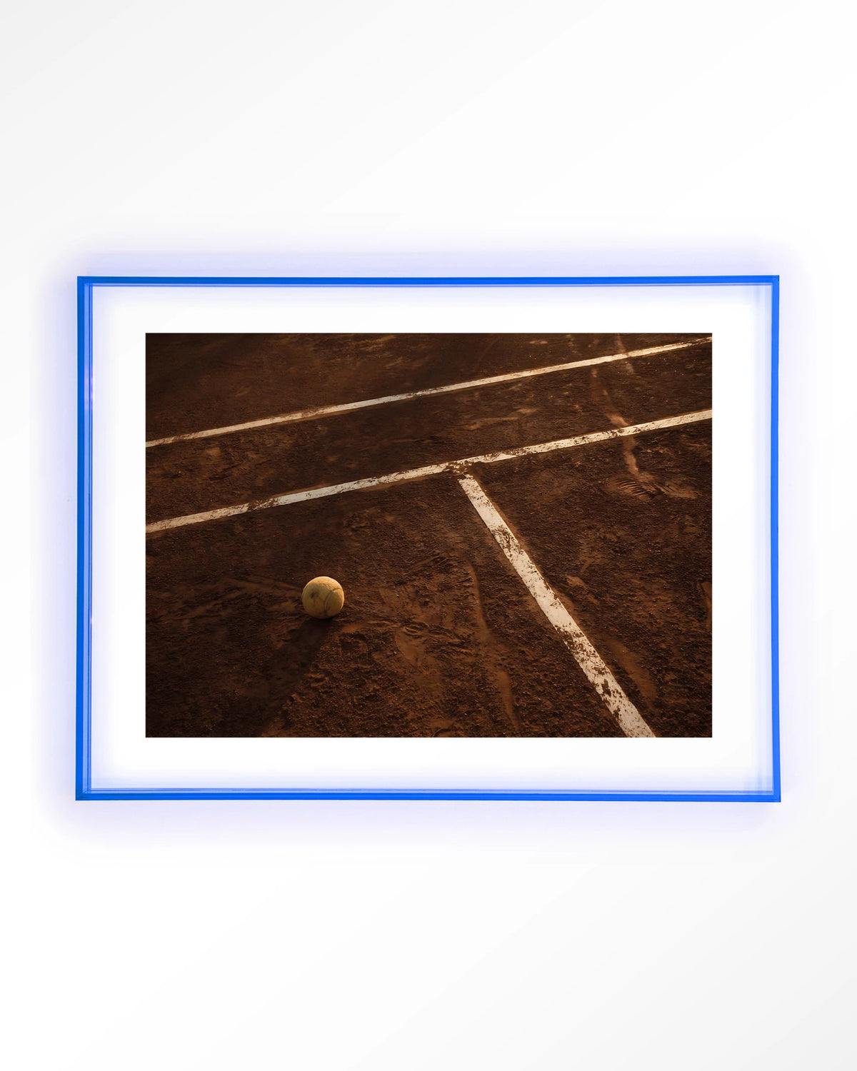 Quiet Court – tennisbaan met tennisbal – Art print – Acryl lichtblauw