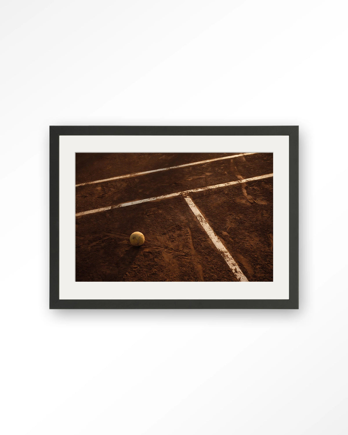 Quiet Court – tennisbaan met tennisbal – Art print – Hout zwart + passe-partout