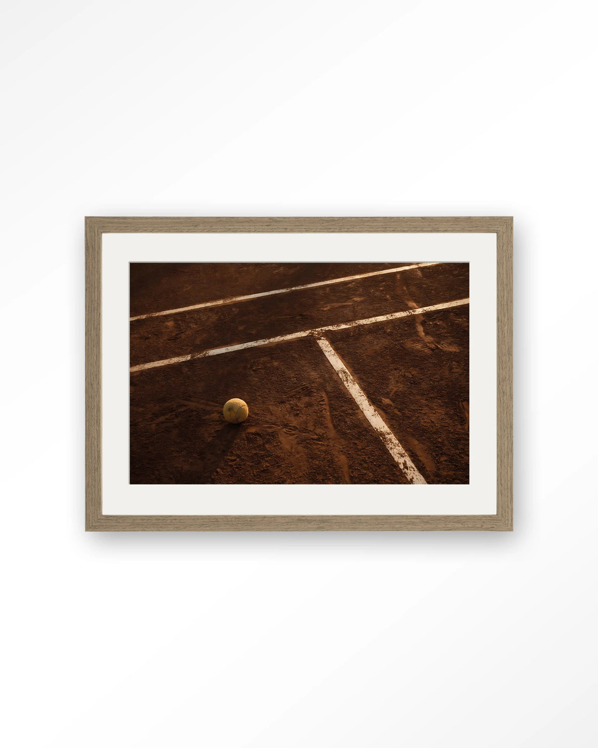 Quiet Court – tennisbaan met tennisbal – Art print – Hout bruin + passe-partout
