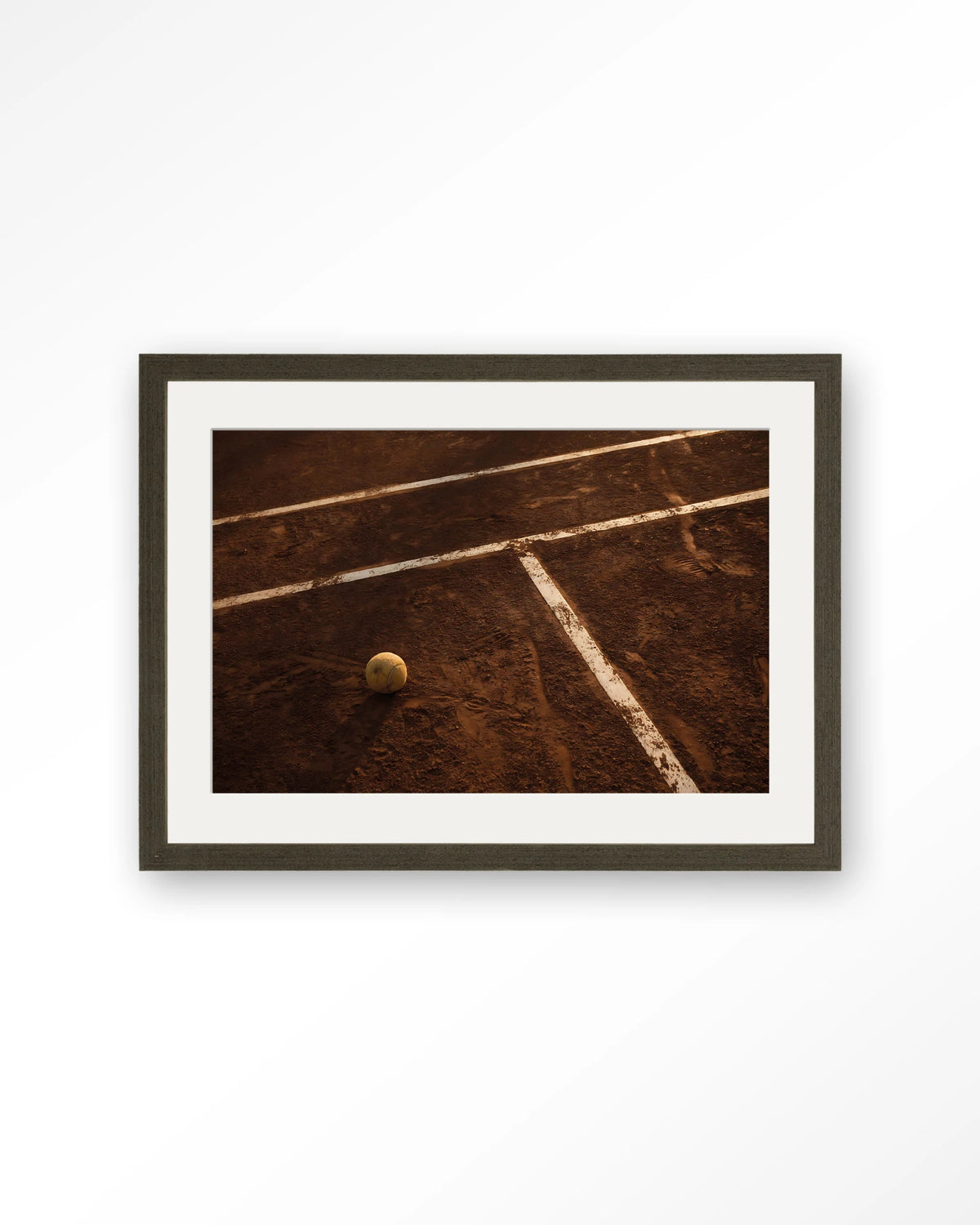 Quiet Court – tennisbaan met tennisbal – Art print – Hout donkerbruin + passe-partout