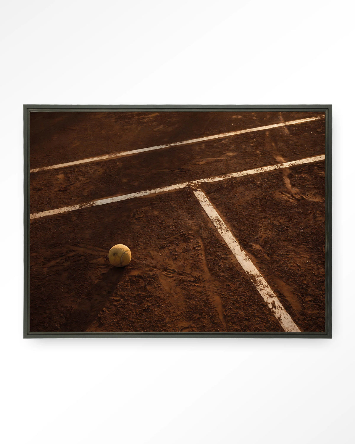 Quiet Court – tennisbaan met tennisbal – Wandkleed – Floating frame – zwart