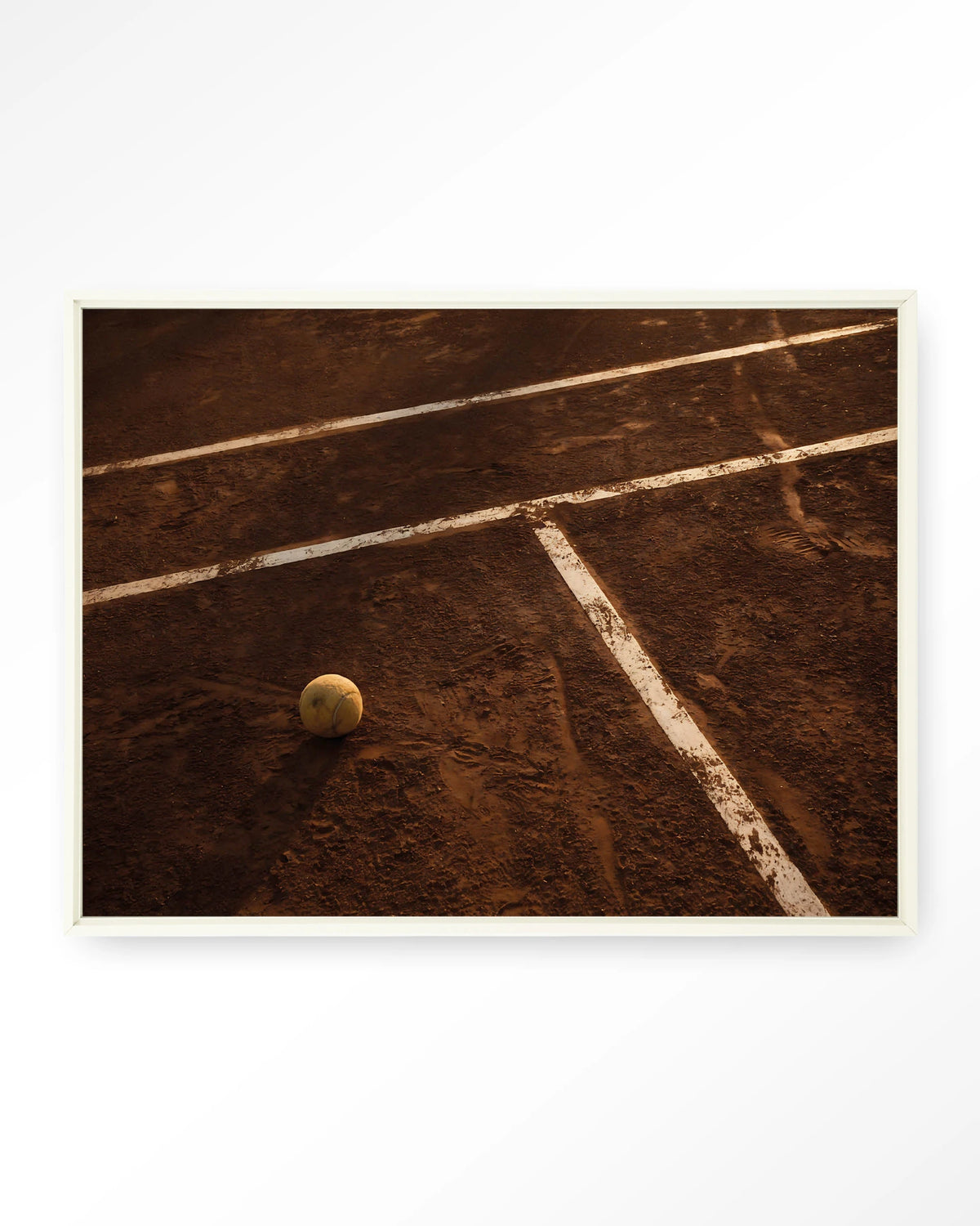 Quiet Court – tennisbaan met tennisbal – Wandkleed – Floating frame – wit