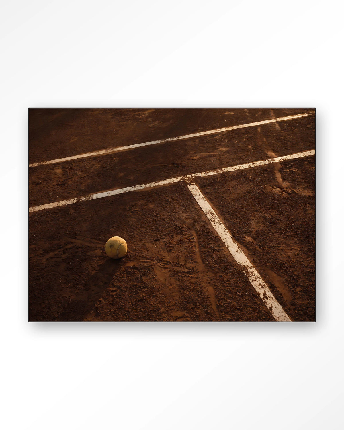 Quiet Court – tennisbaan met tennisbal – Wandkleed – Frame – zwart