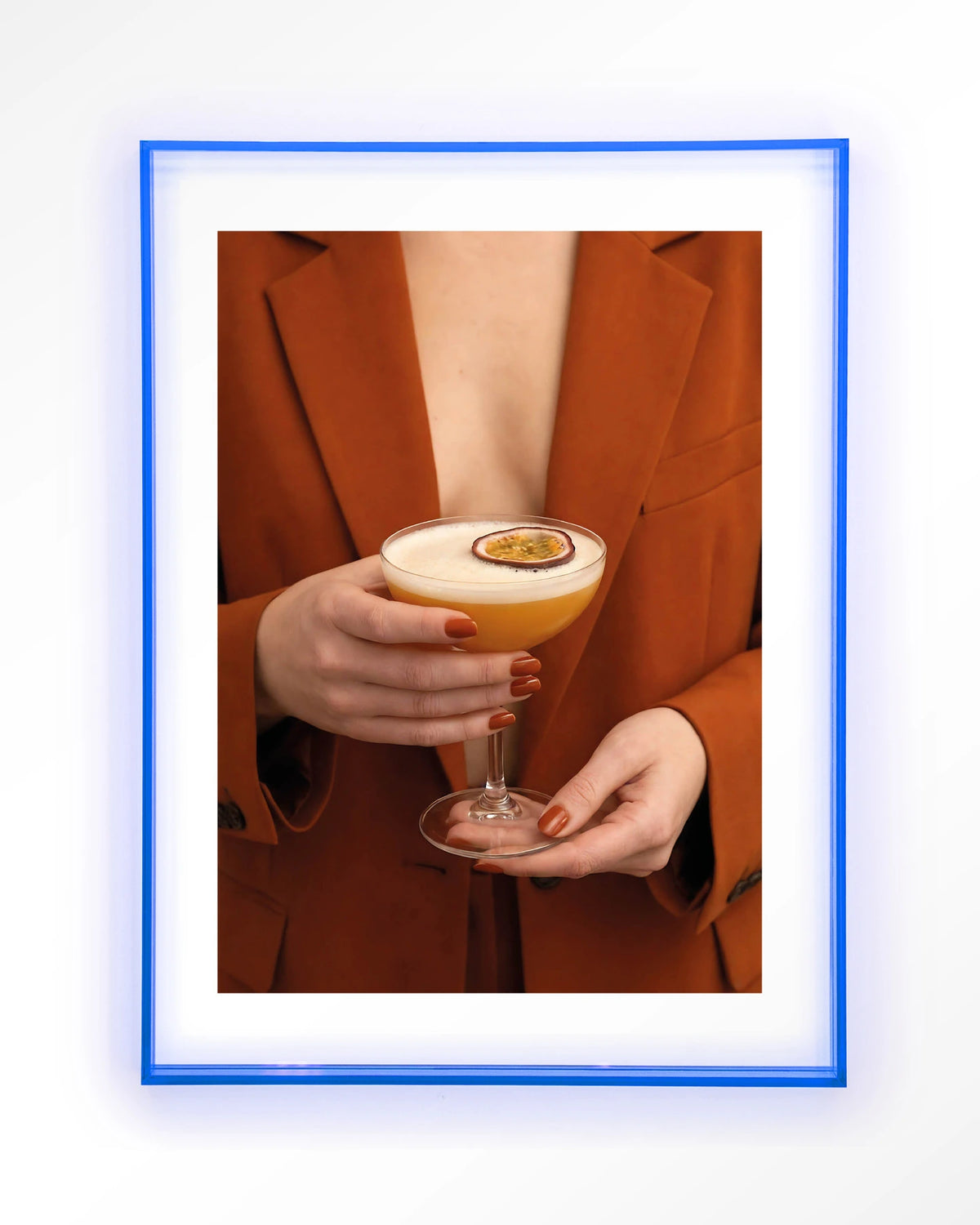 Pornstar Martini – cocktail in handen – Art print – Acryl lichtblauw