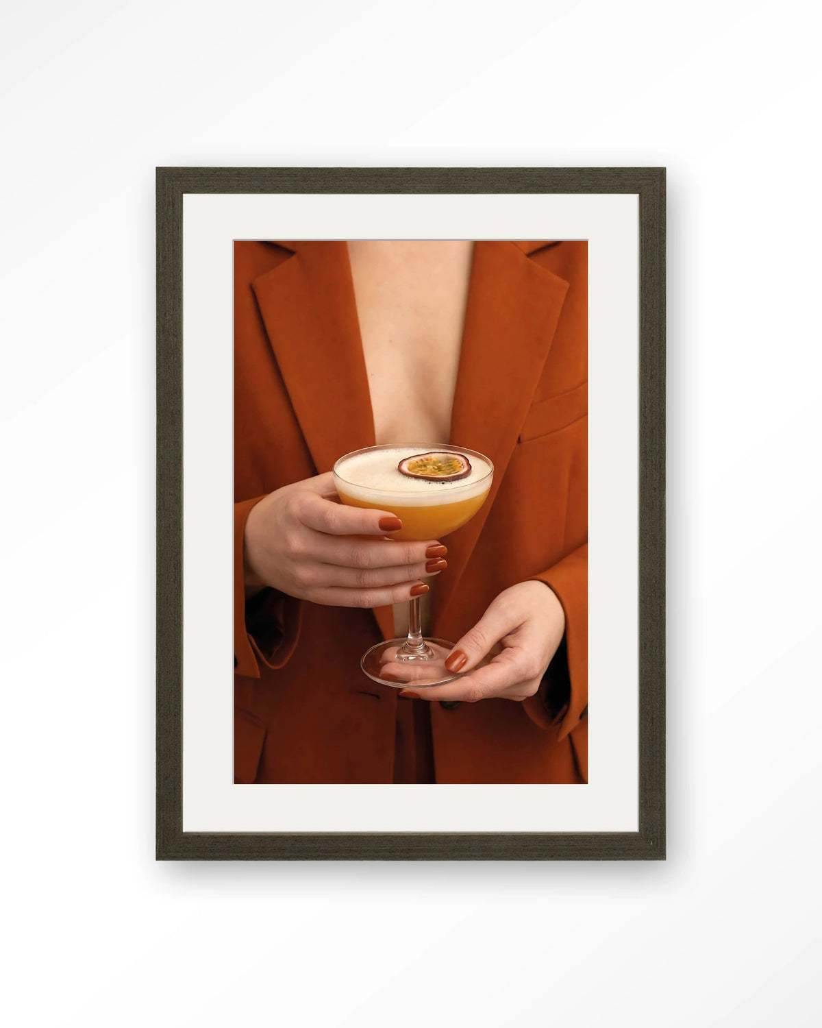 Pornstar Martini – cocktail in handen – Art print – Hout donkerbruin + passe-partout