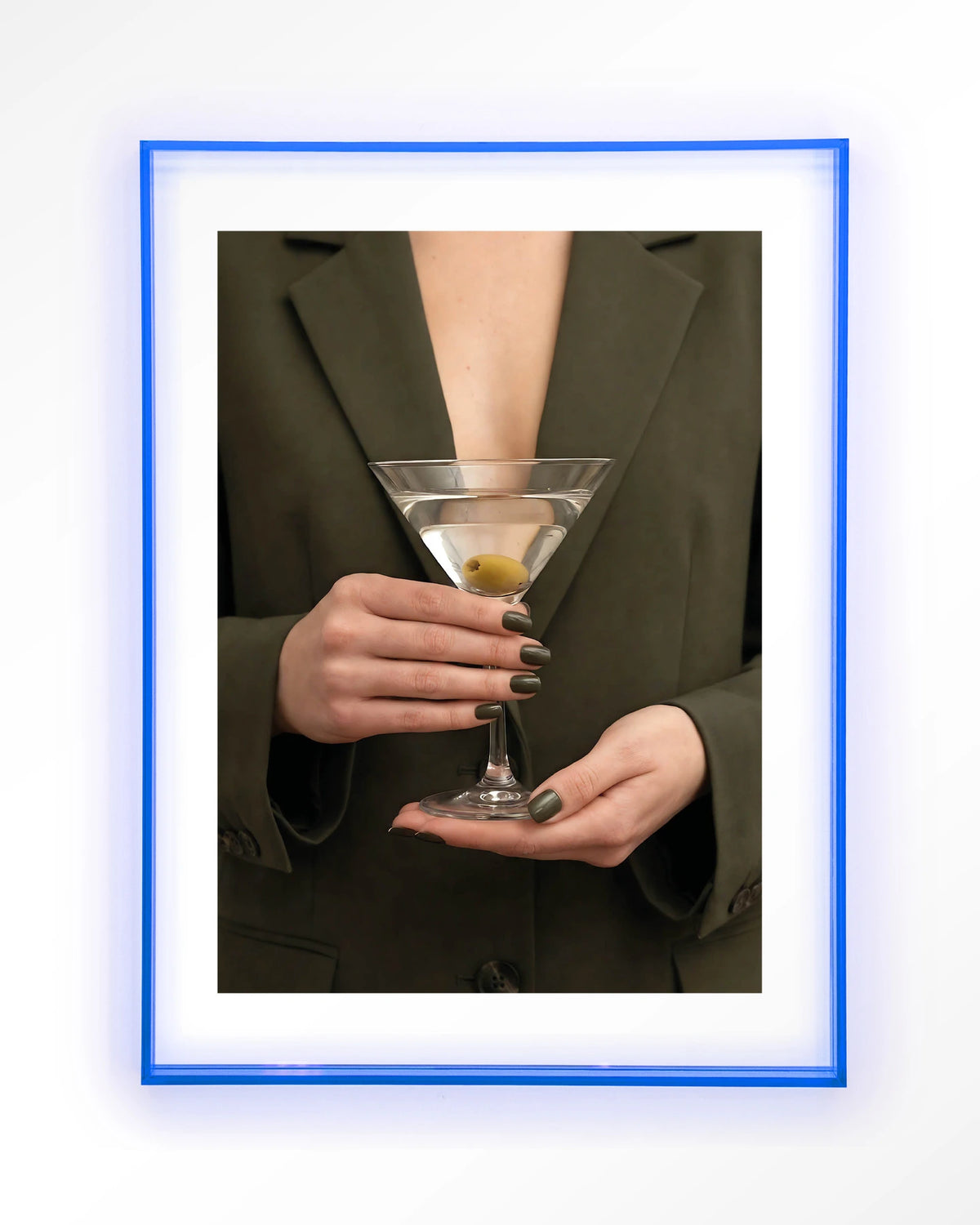 Classic Martini – martini met olijf – Art print – Acryl lichtblauw