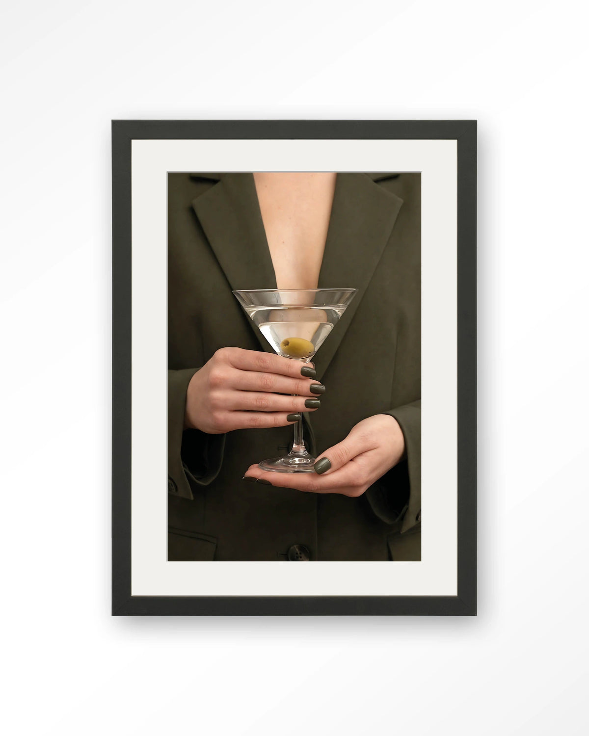 Classic Martini – martini met olijf – Art print – Hout zwart + passe-partout