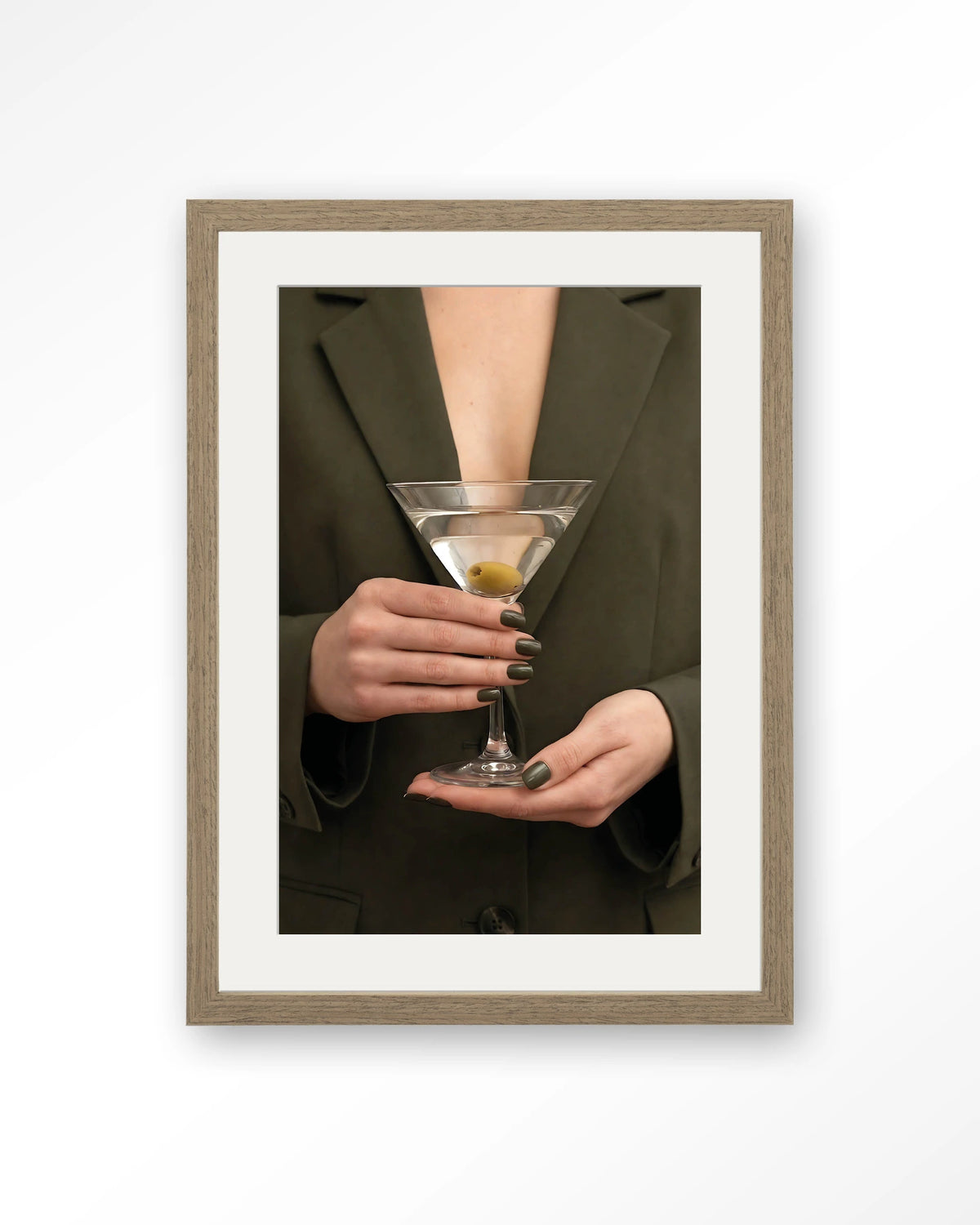Classic Martini – martini met olijf – Art print – Hout bruin + passe-partout