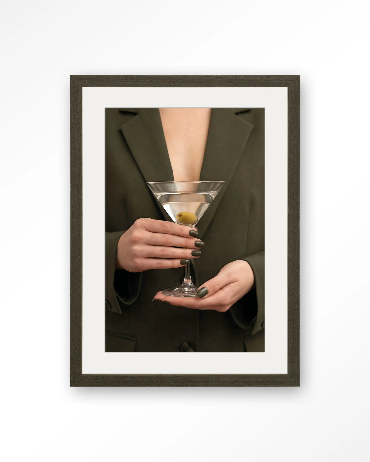 Classic Martini – martini met olijf – Art print – Hout donkerbruin + passe-partout