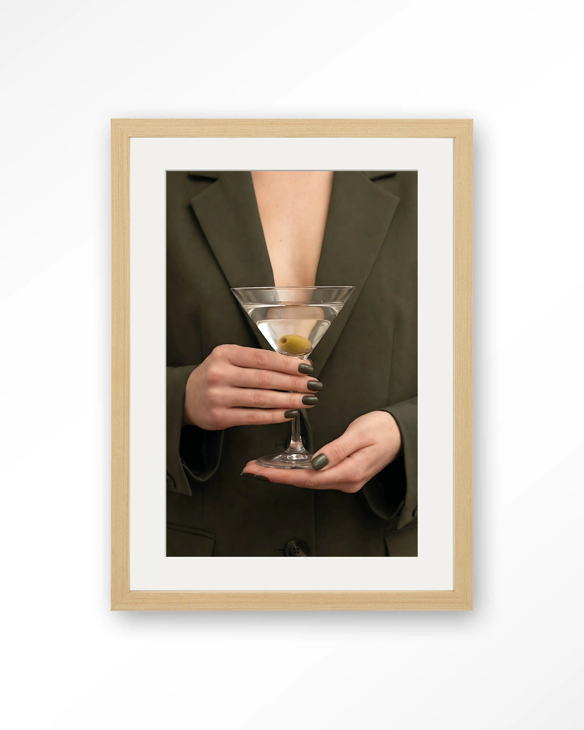 Classic Martini – martini met olijf – Art print – Hout naturel + passe-partout