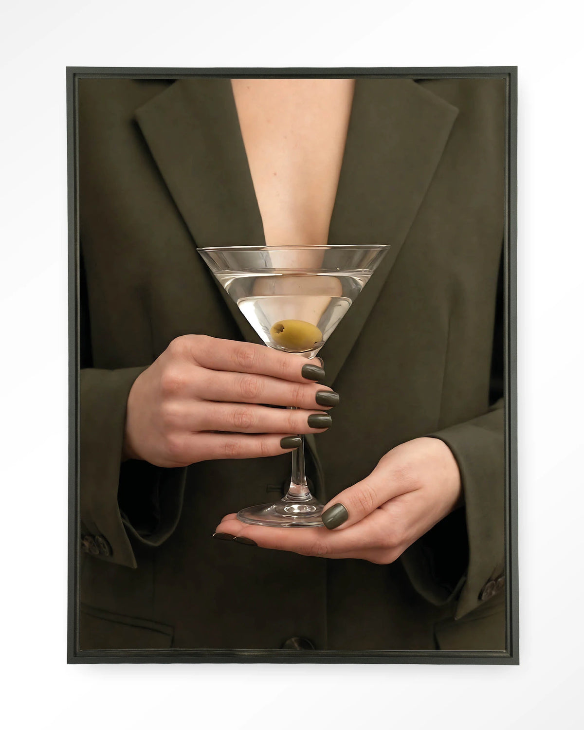 Classic Martini – martini met olijf – Wandkleed – Floating frame – zwart