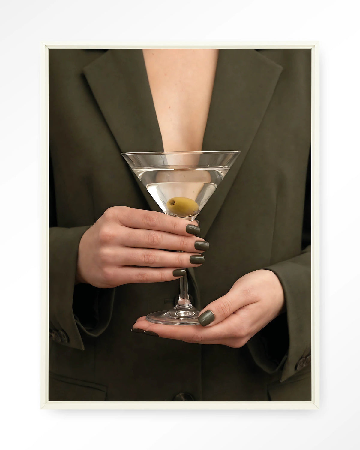 Classic Martini – martini met olijf – Wandkleed – Floating frame – wit