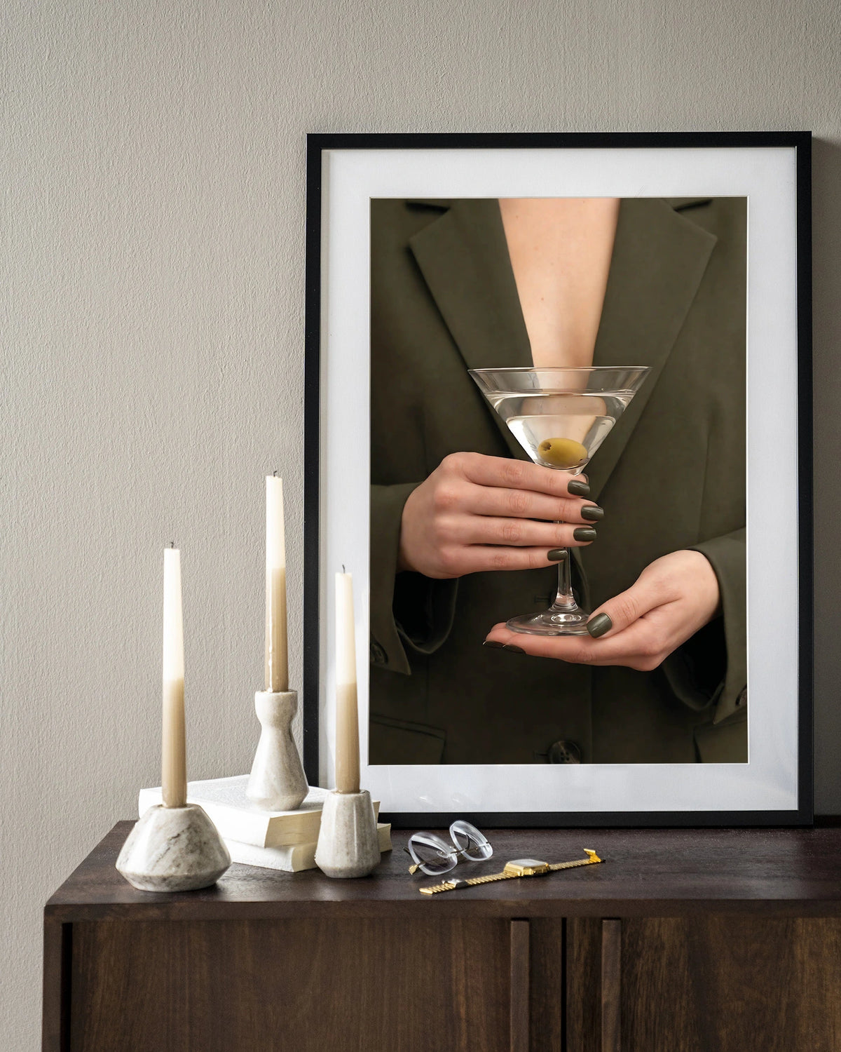 Classic Martini – martini met olijf – art print in houten lijst