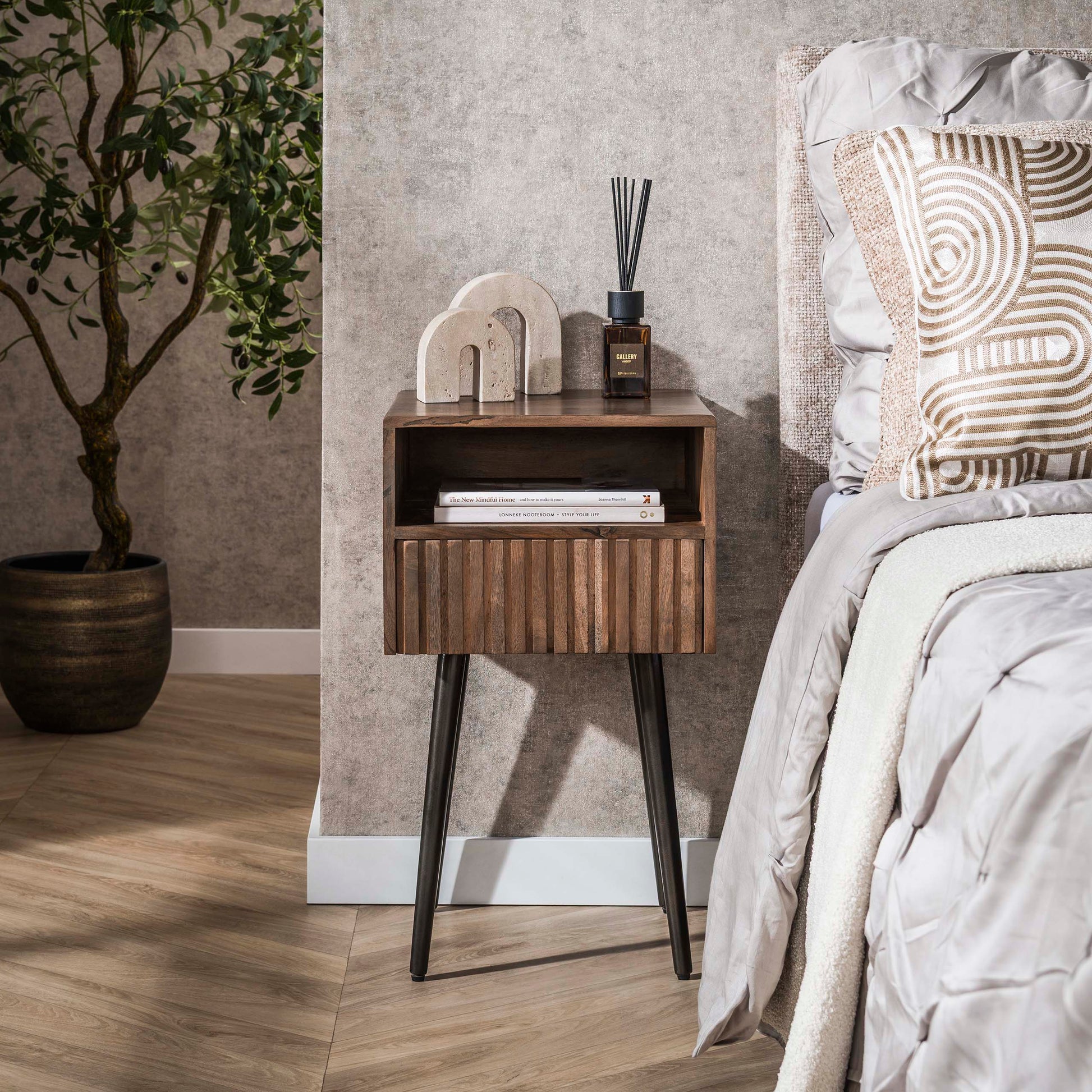 Nachtkastje Carve 1 lade / Massief acacia bruin