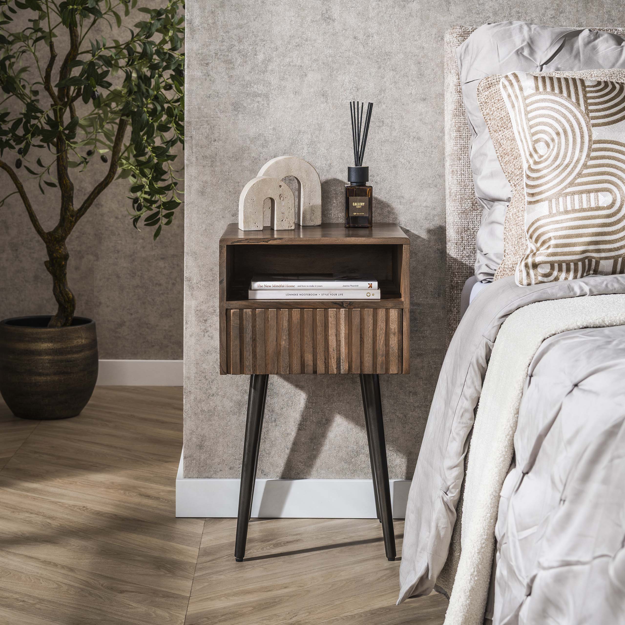 Nachtkastje Carve 1 lade / Massief acacia bruin