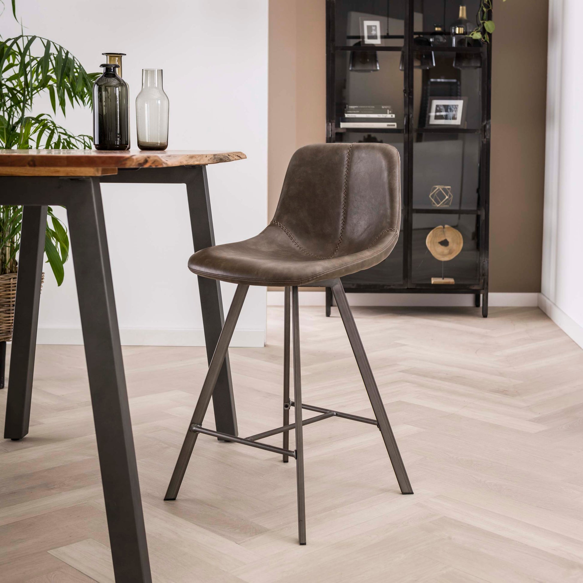 Barstoel Zig-Zag verpakt per 4 / Saddle PU taupe