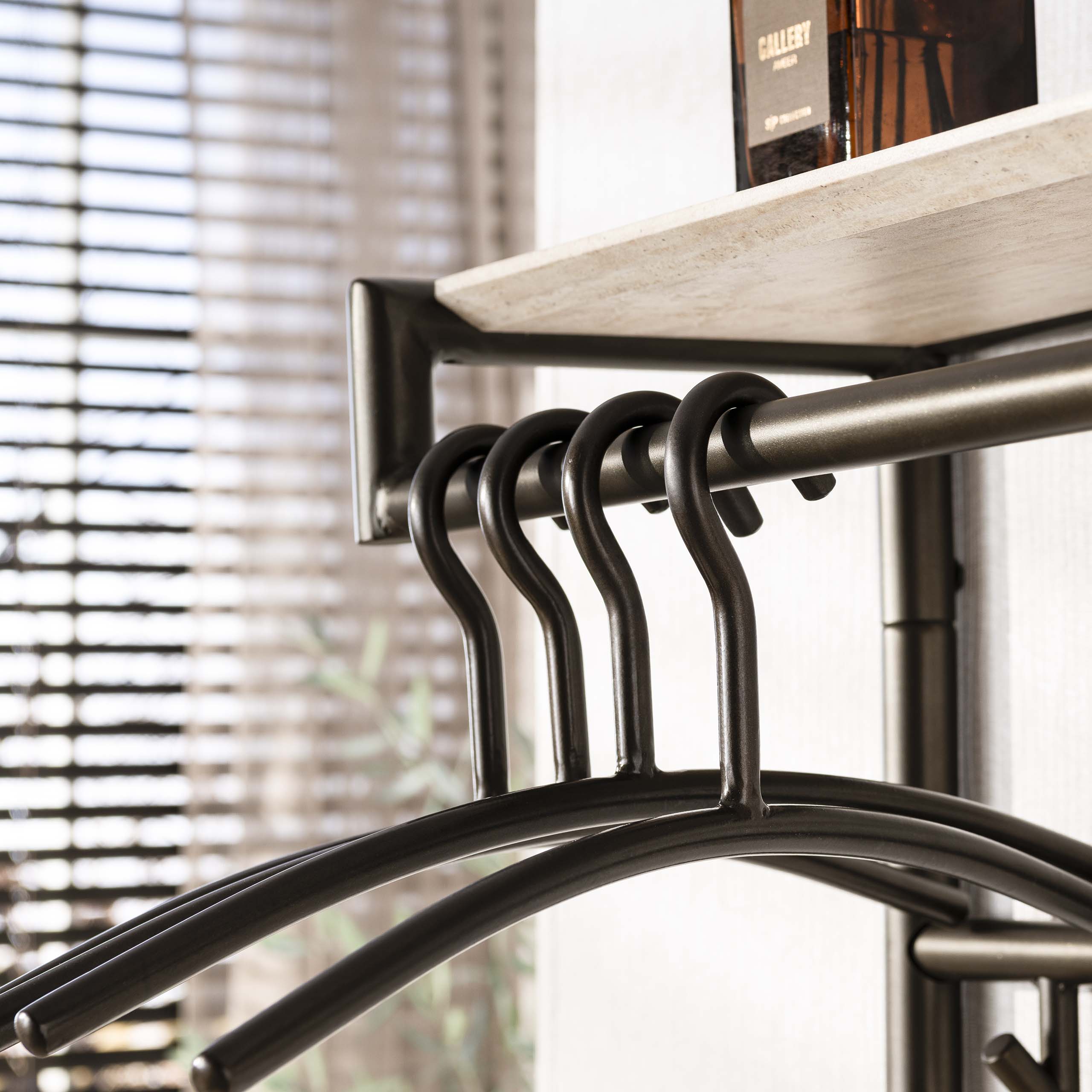 Kapstok Terra Hoog Roede En Hoedenplank 3X7 Haken Melamine Travertine