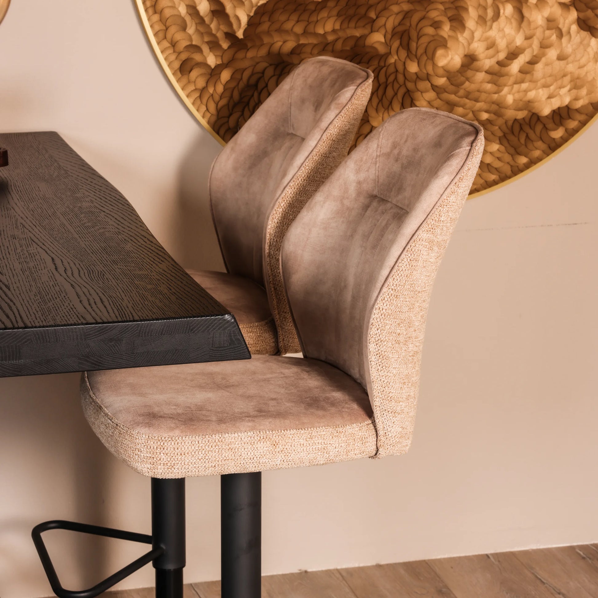 Barkrukken voor kookeilanden en bartafels industrieel in een roze stof met zwart metalen poten.