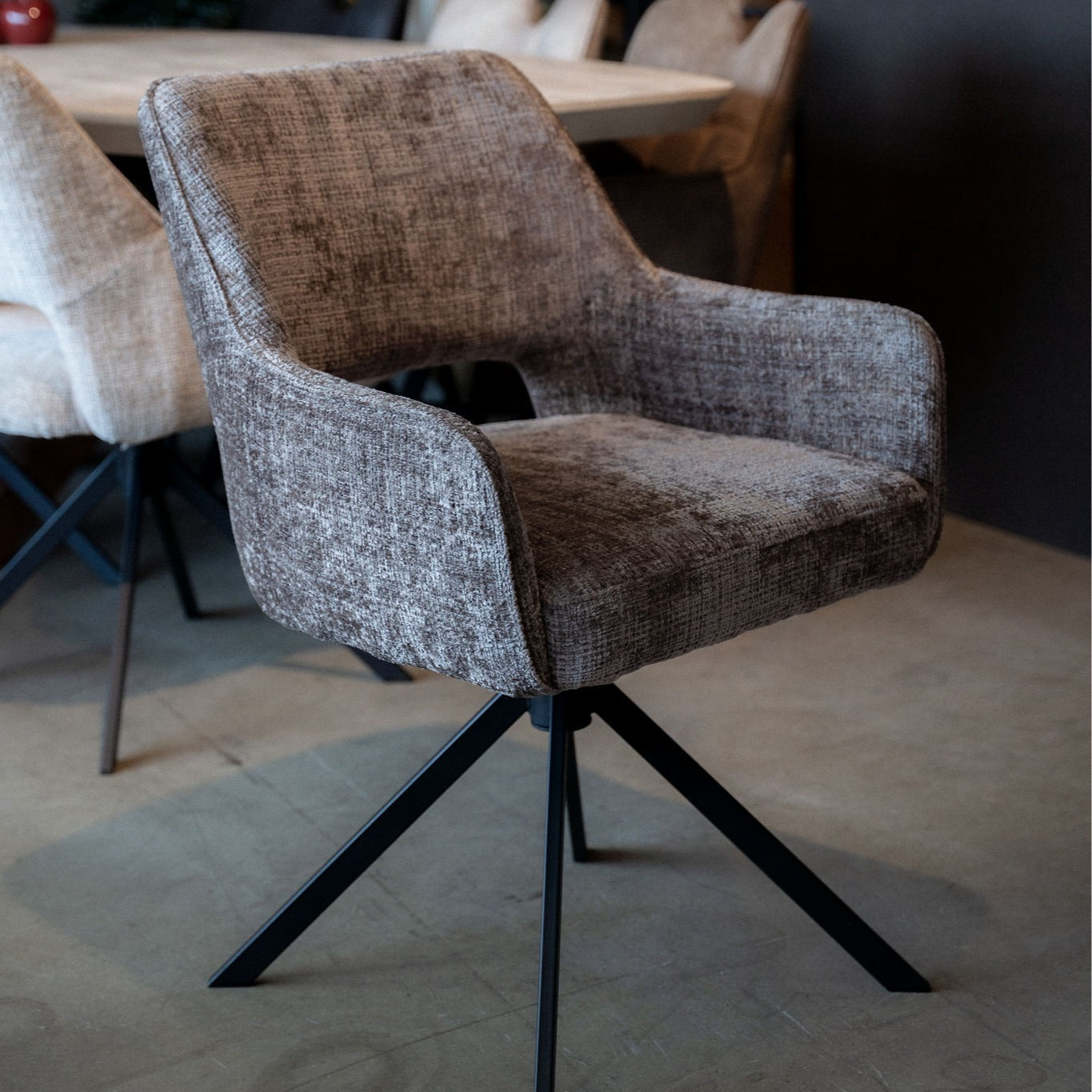 Eetkamerstoel Lynn - Cremona 24 - 360 graden draaibaar - met armleuning