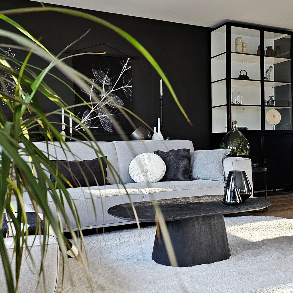 1 salontafel van een salontafel set van 3 van zwart hout in een moderne zwart grijze woonkamer.