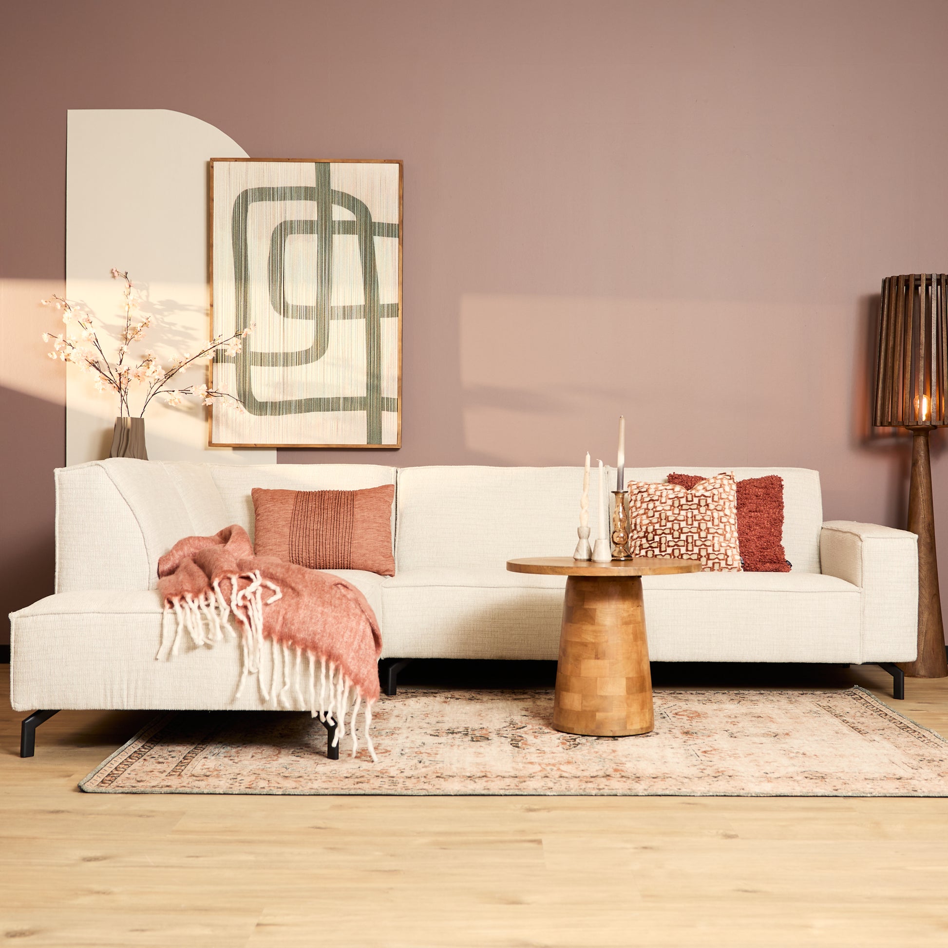 Moderne roze woonkamer met zachte witte bank.