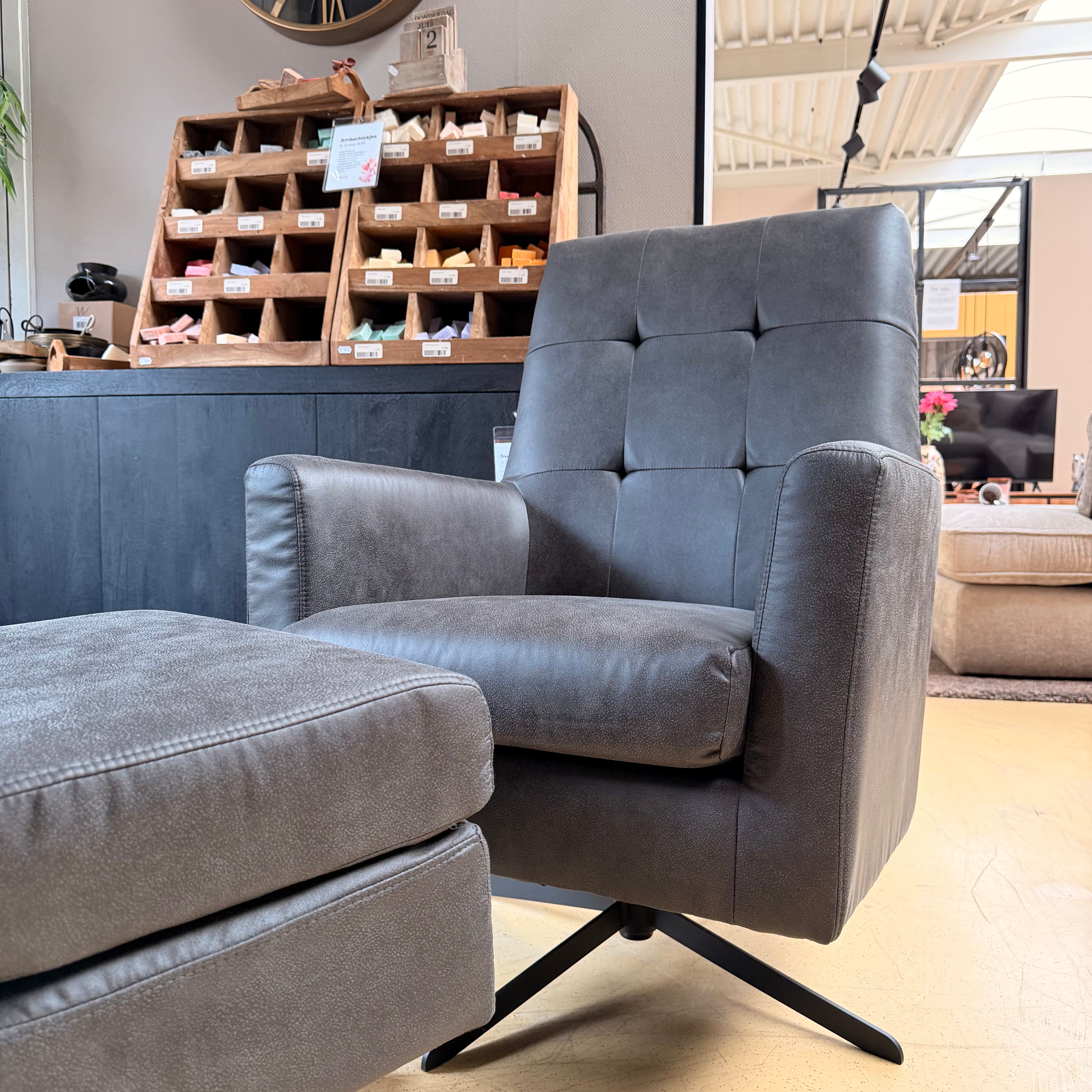 Fauteuil Chester Antraciet – Draaibare Relaxfauteuil met Geknoopte Rug (Stof Rennes)