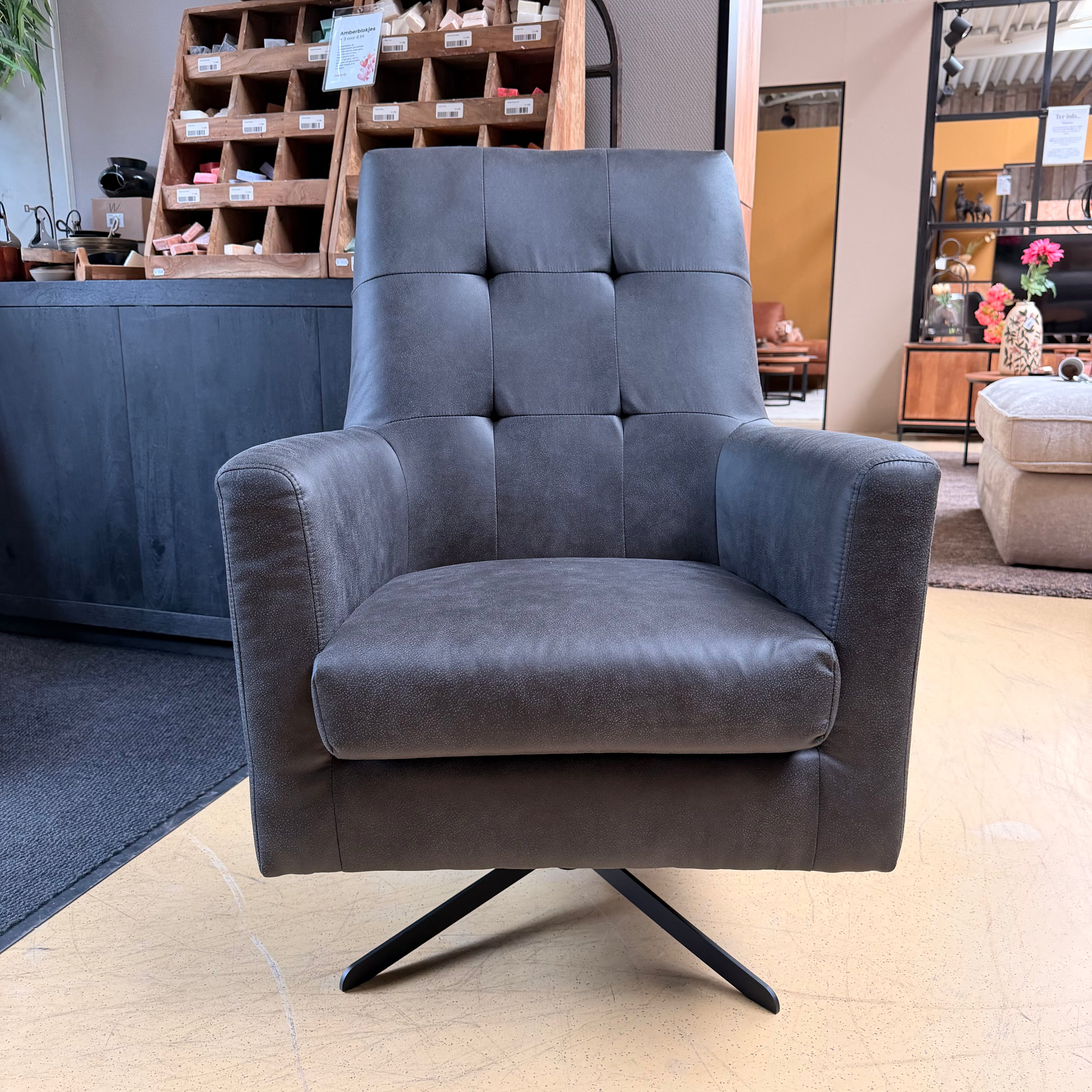 Fauteuil Chester Antraciet – Draaibare Relaxfauteuil met Geknoopte Rug (Stof Rennes)