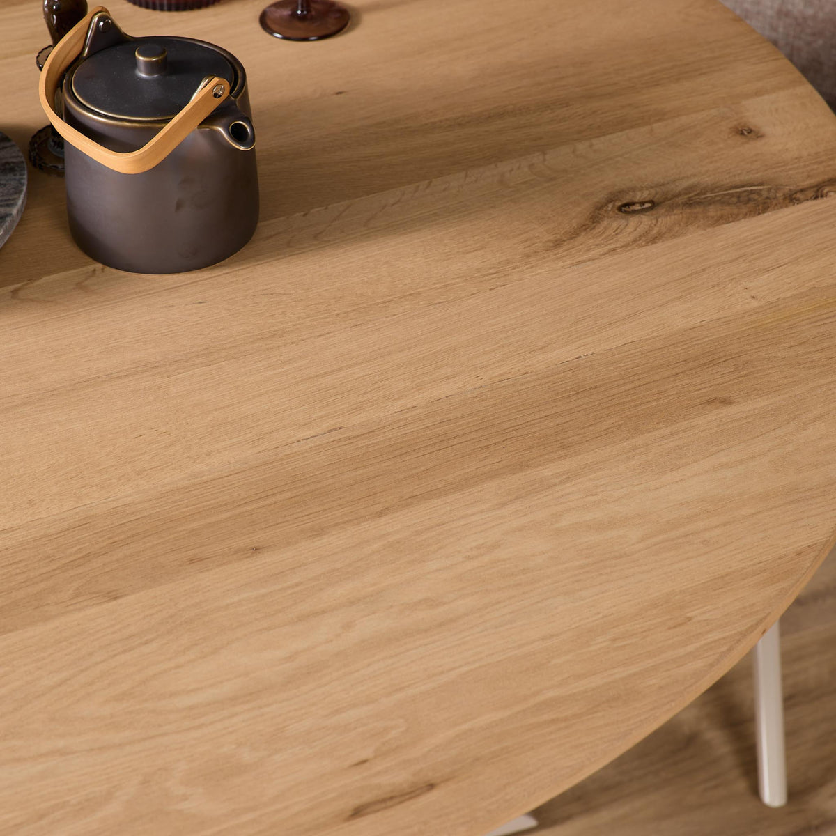 Eiken Eettafel Ferris Rond in sfeervolle eetkamer