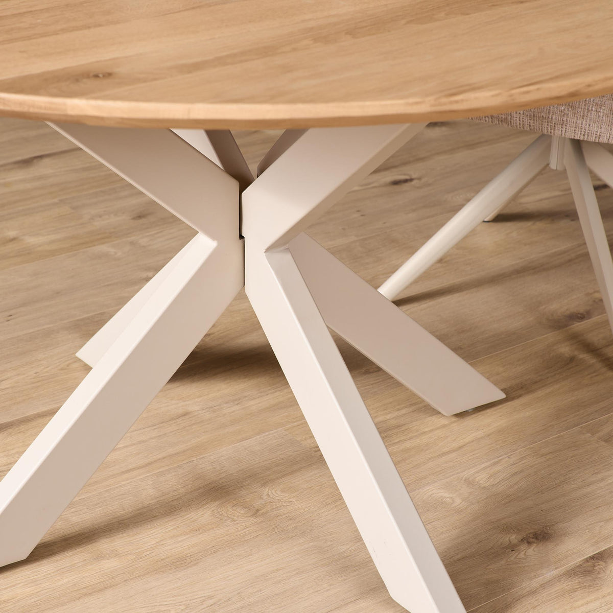 Eiken Eettafel Ferris Rond met stalen onderstel in zandkleur