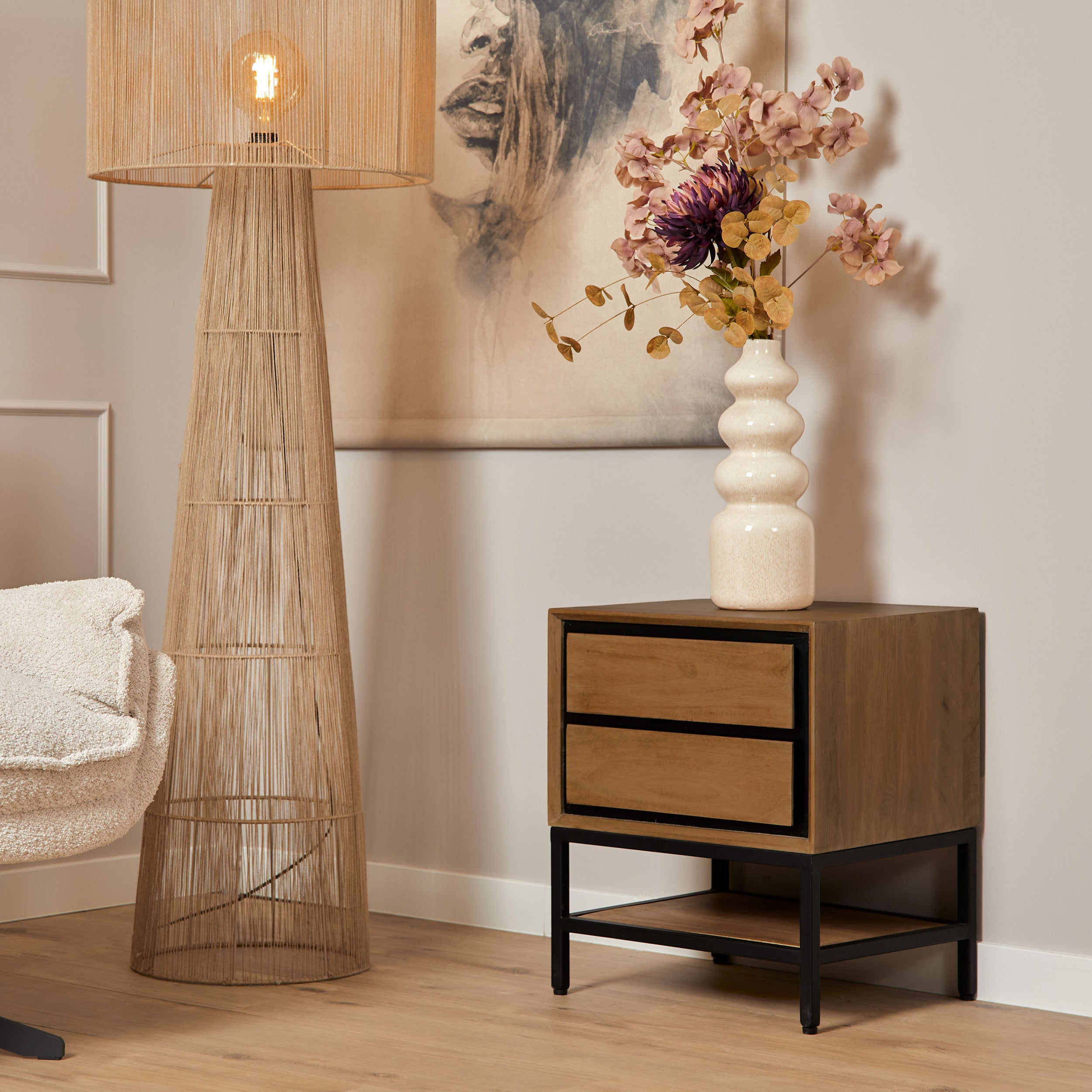 Nachtkastje van mangohout in een modern interieur.