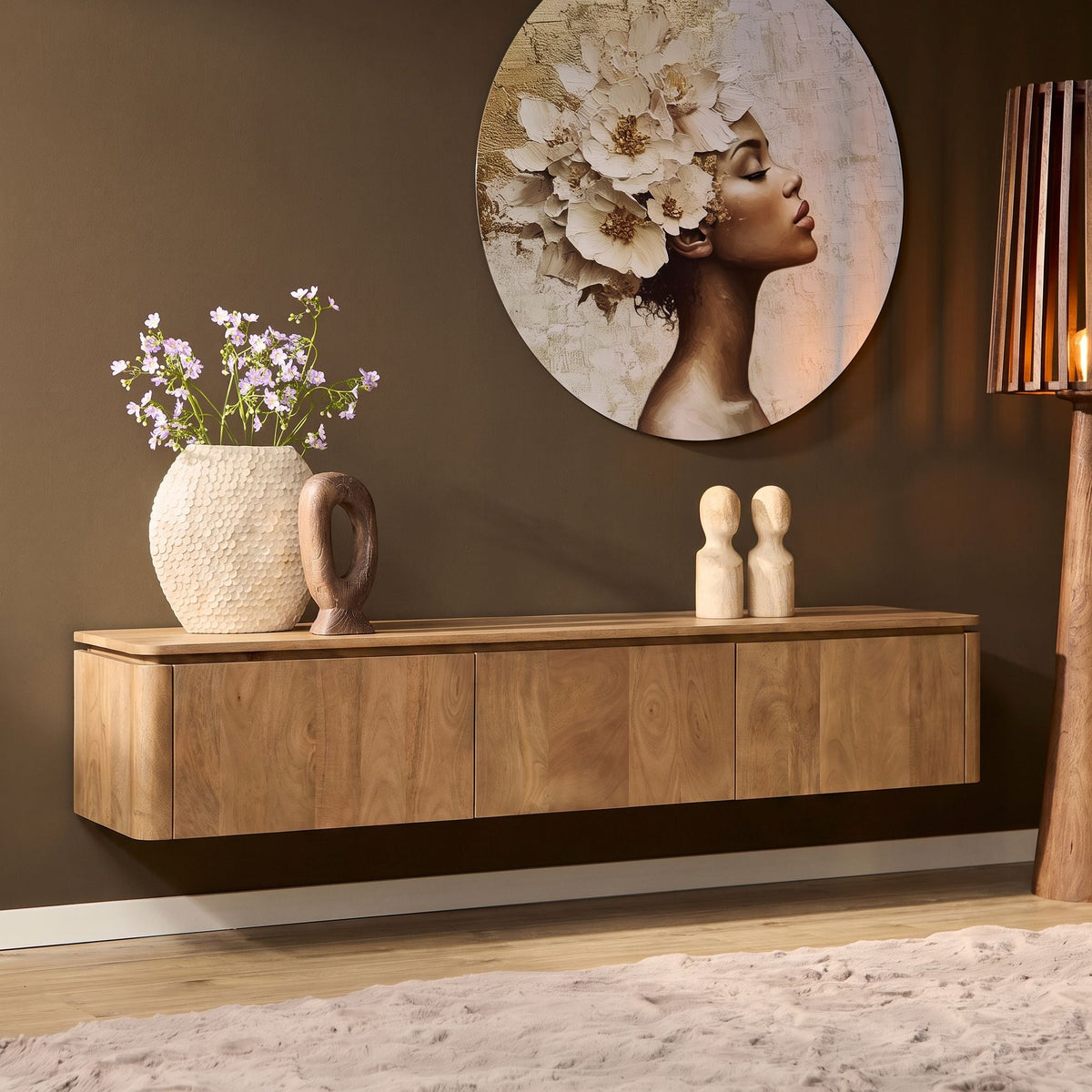 Zwevend tv meubel Dallas Naturel Mangohout in woonkamer