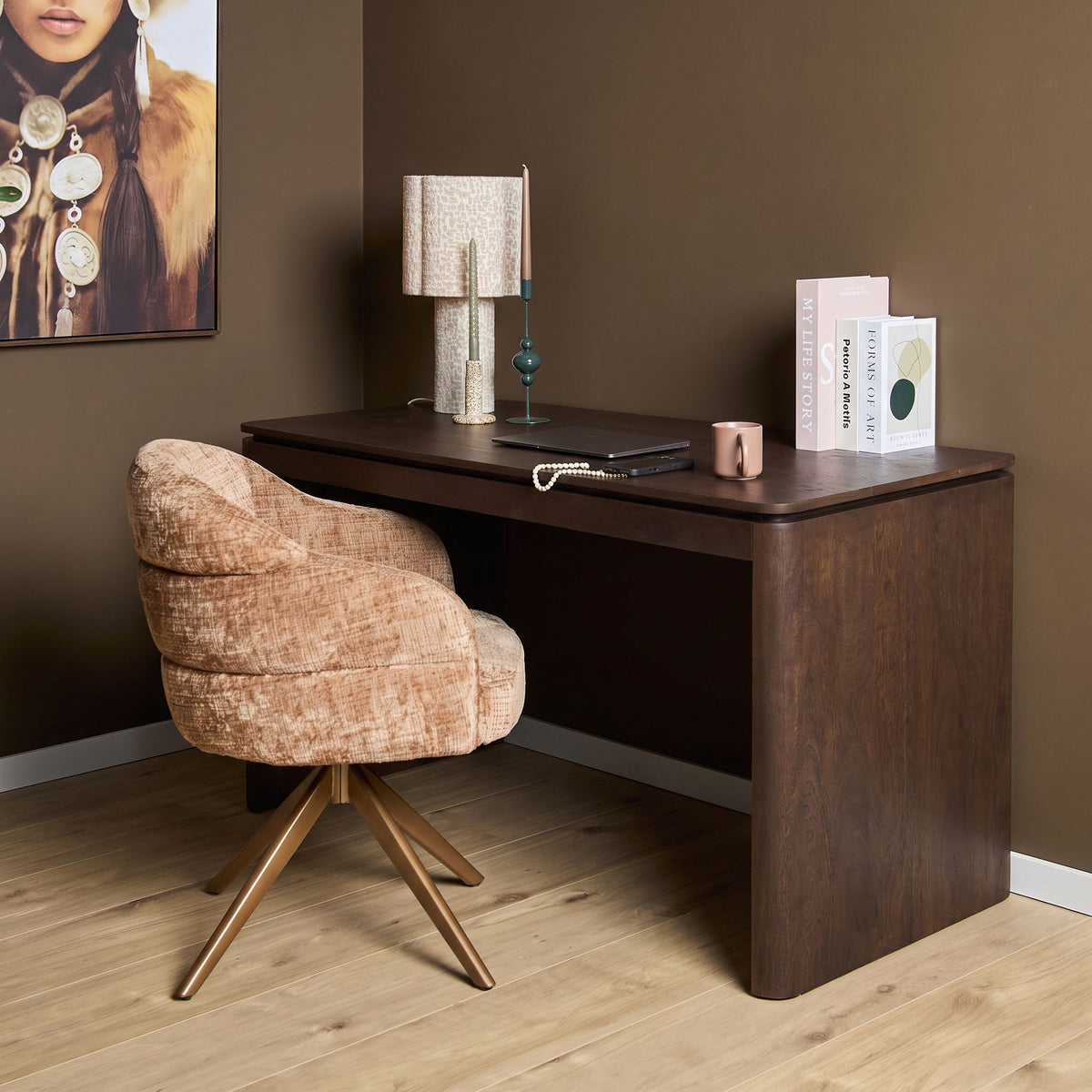 Bureau Dallas Bruin Mangohout 130 cm - sfeerfoto