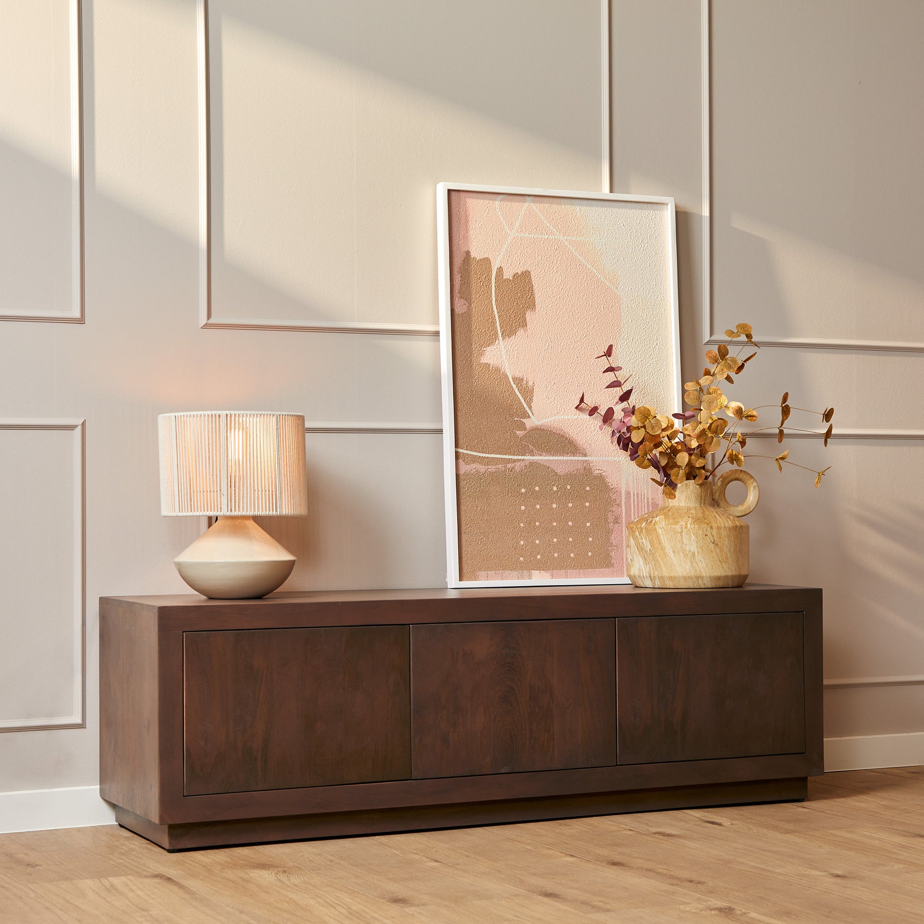 Luxe Interieur Friesland strak tv meubel van donker hout in trendy moderne woonkamer.