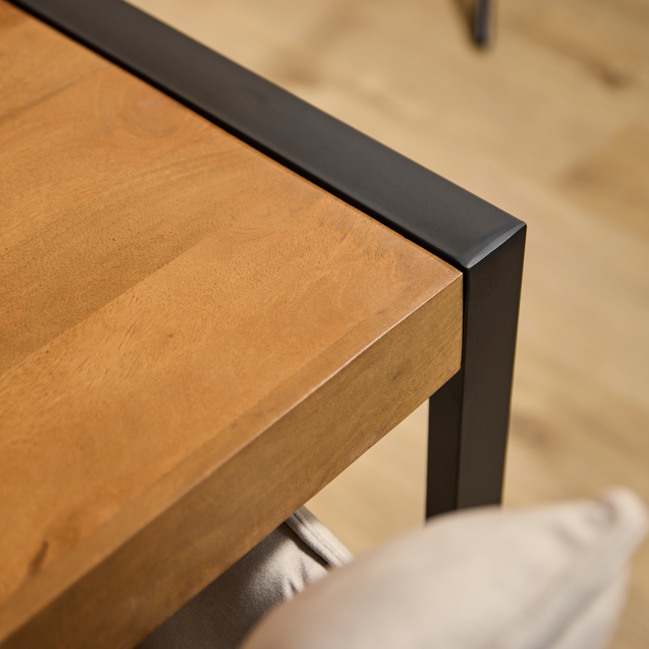 Eettafel Boaz mangohout met metalen U-poten