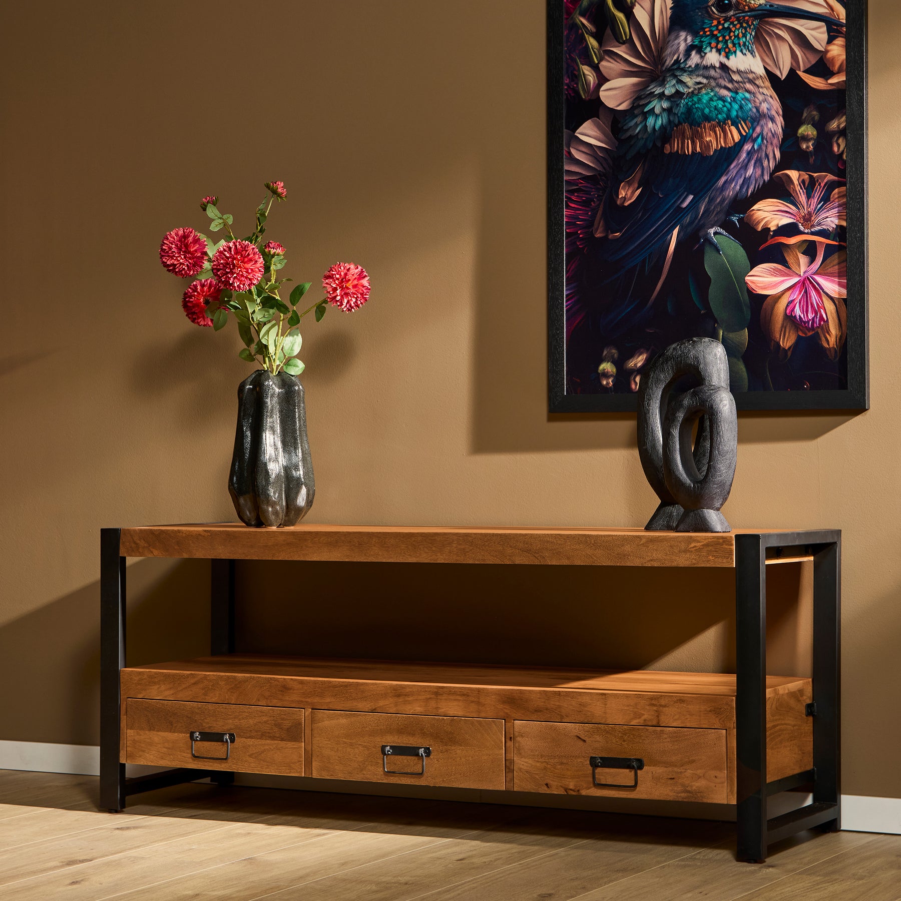 tv meubel 150 cm van mango hout en zwart metaal.
