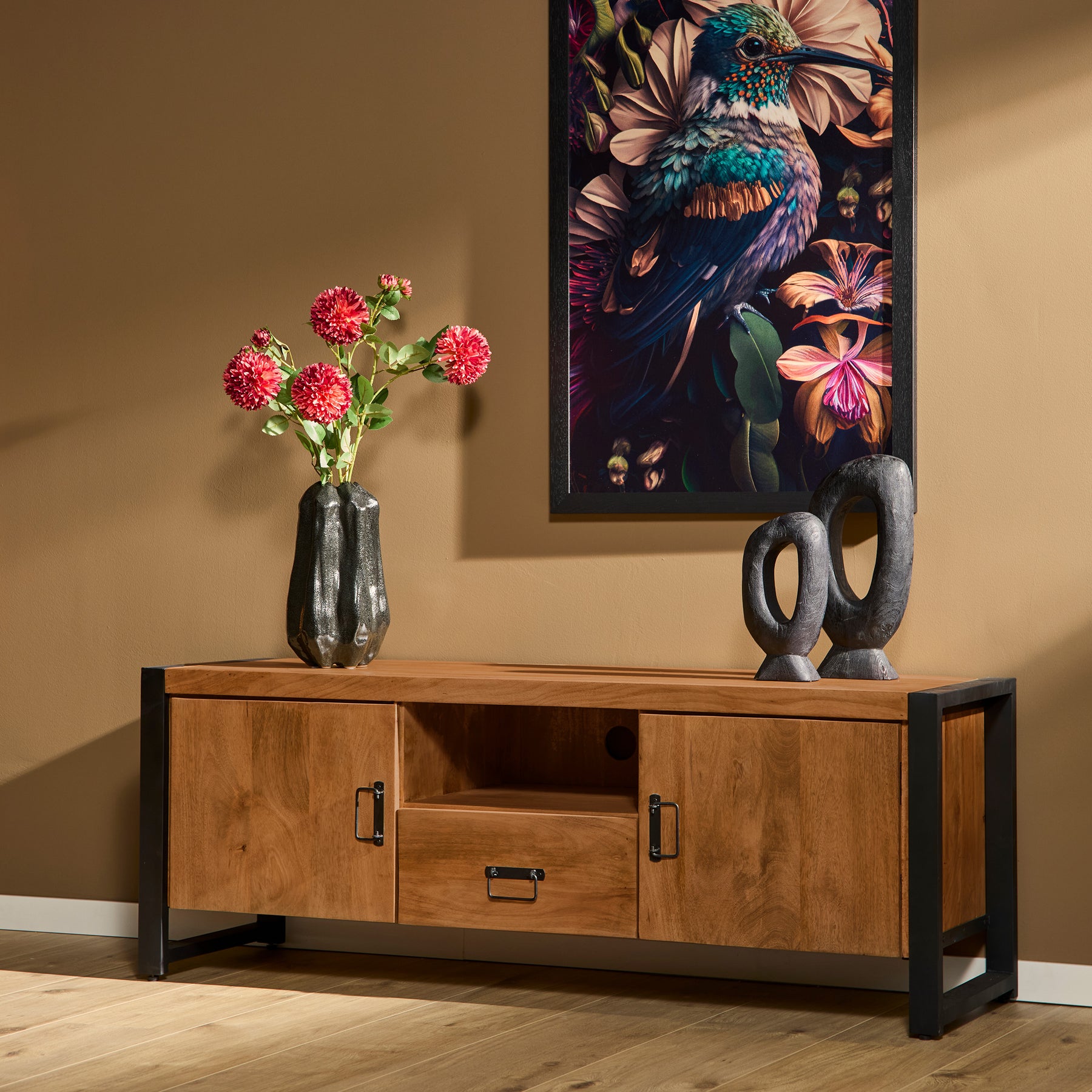 tv meubel 150 cm van mango hout en zwart metaal.