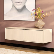 Zwevend wit tv meubel van 100 cm in moderne stijl op een roze muur.
