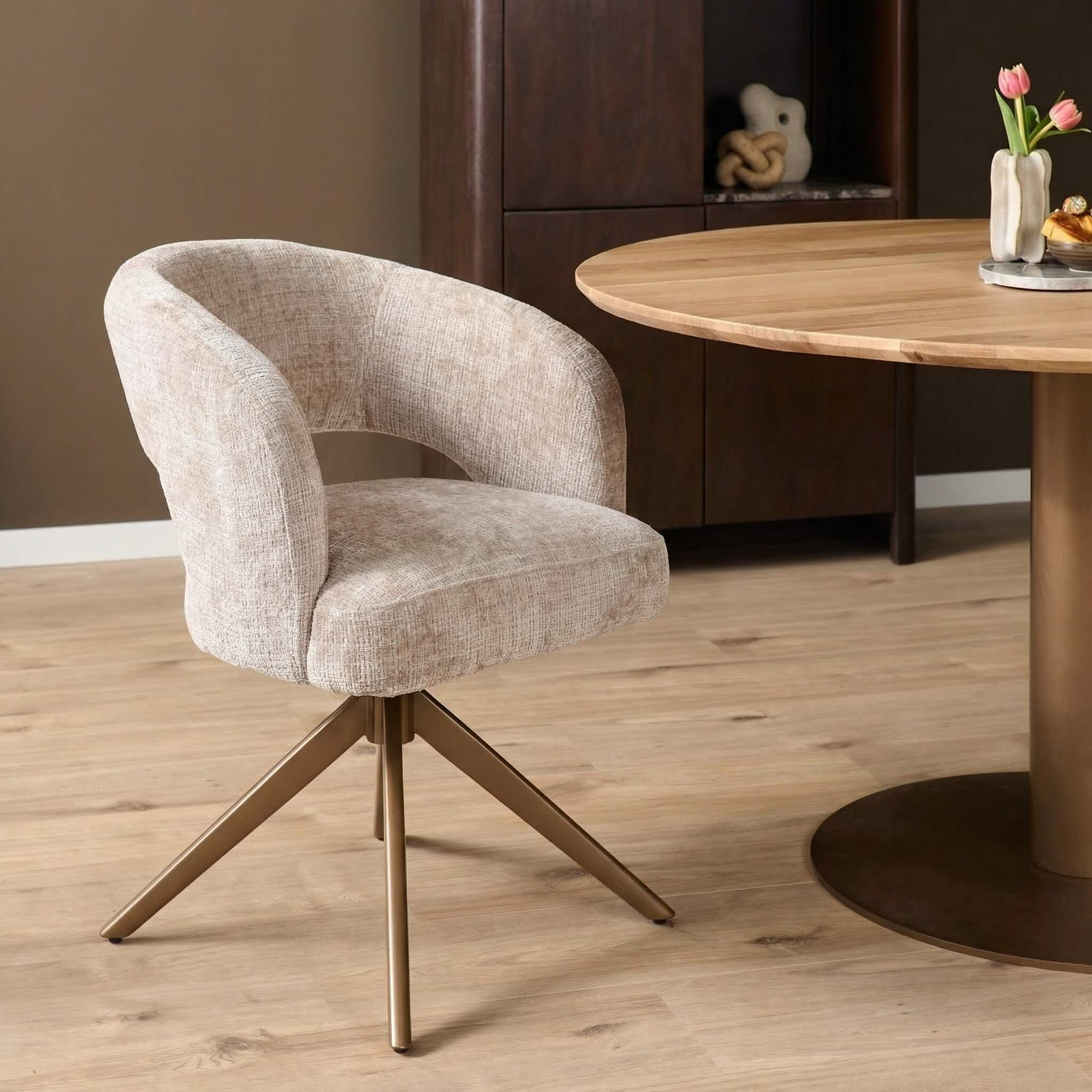 Demi eetkamerstoel Beige Cremona met bronzen poot — Draaibare stoel met armleuning