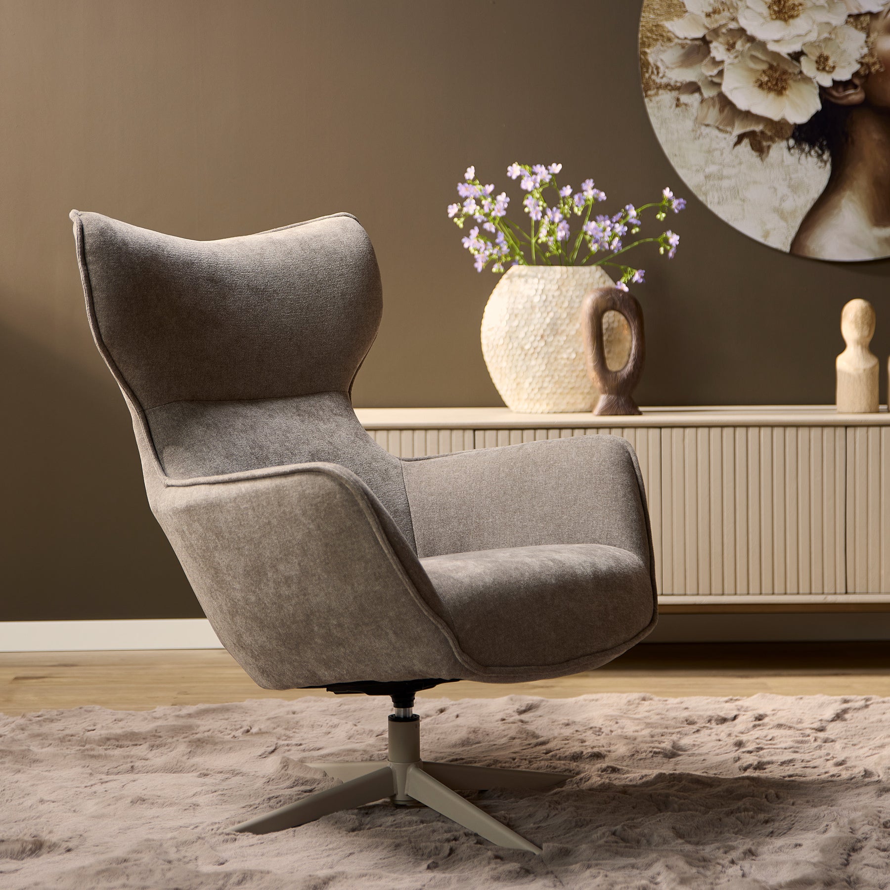 Grijs fauteuil in een moderne woonkamer.