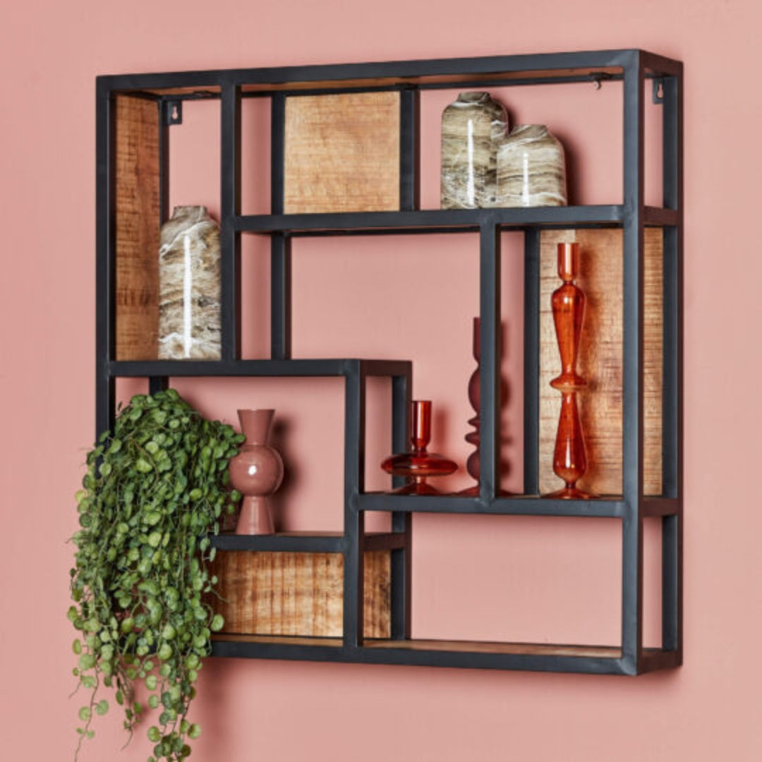 hang rek van zwart metaal en hout.