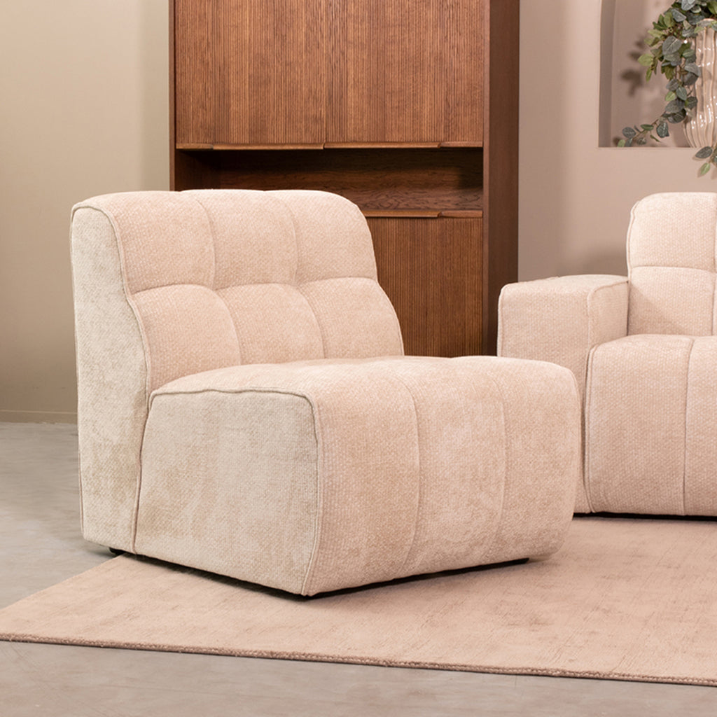 Luxe Interieur Friesland fauteuil van zacht wit stof in een moderne strakke stijl.