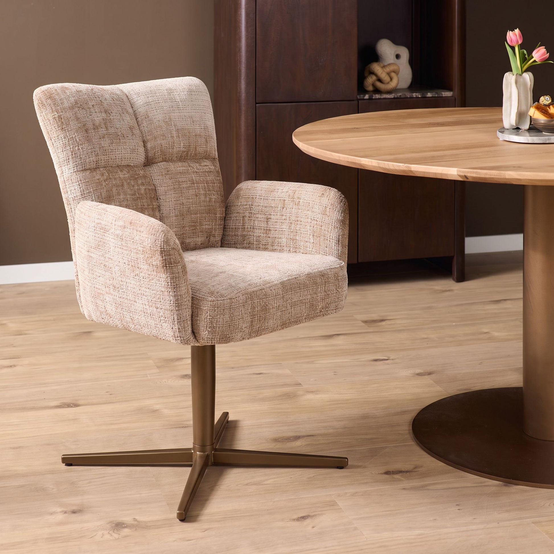Isa Beige met bronzen poten