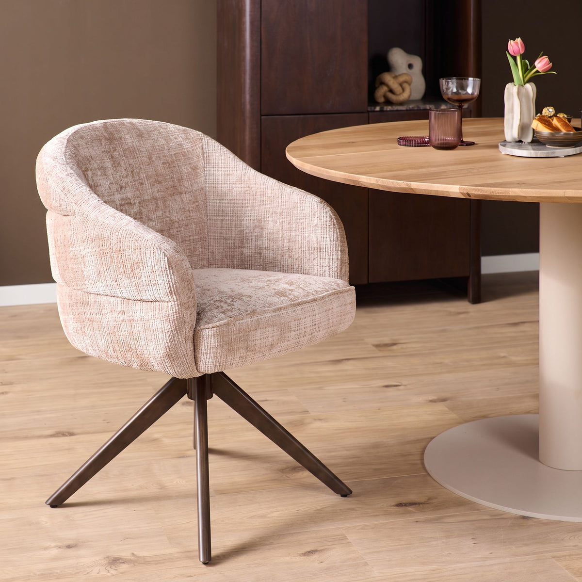 Draaibare eetkamerstoel Bella met armleuning - zitting beige, anodic brown onderstel - Starfurn