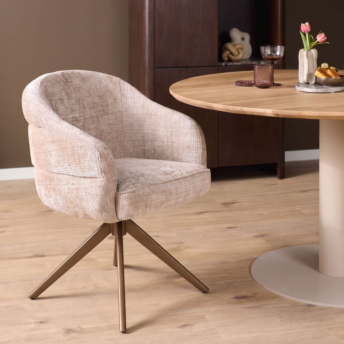 Draaibare eetkamerstoel Bella met armleuning - zitting beige, bronzen onderstel - Starfurn