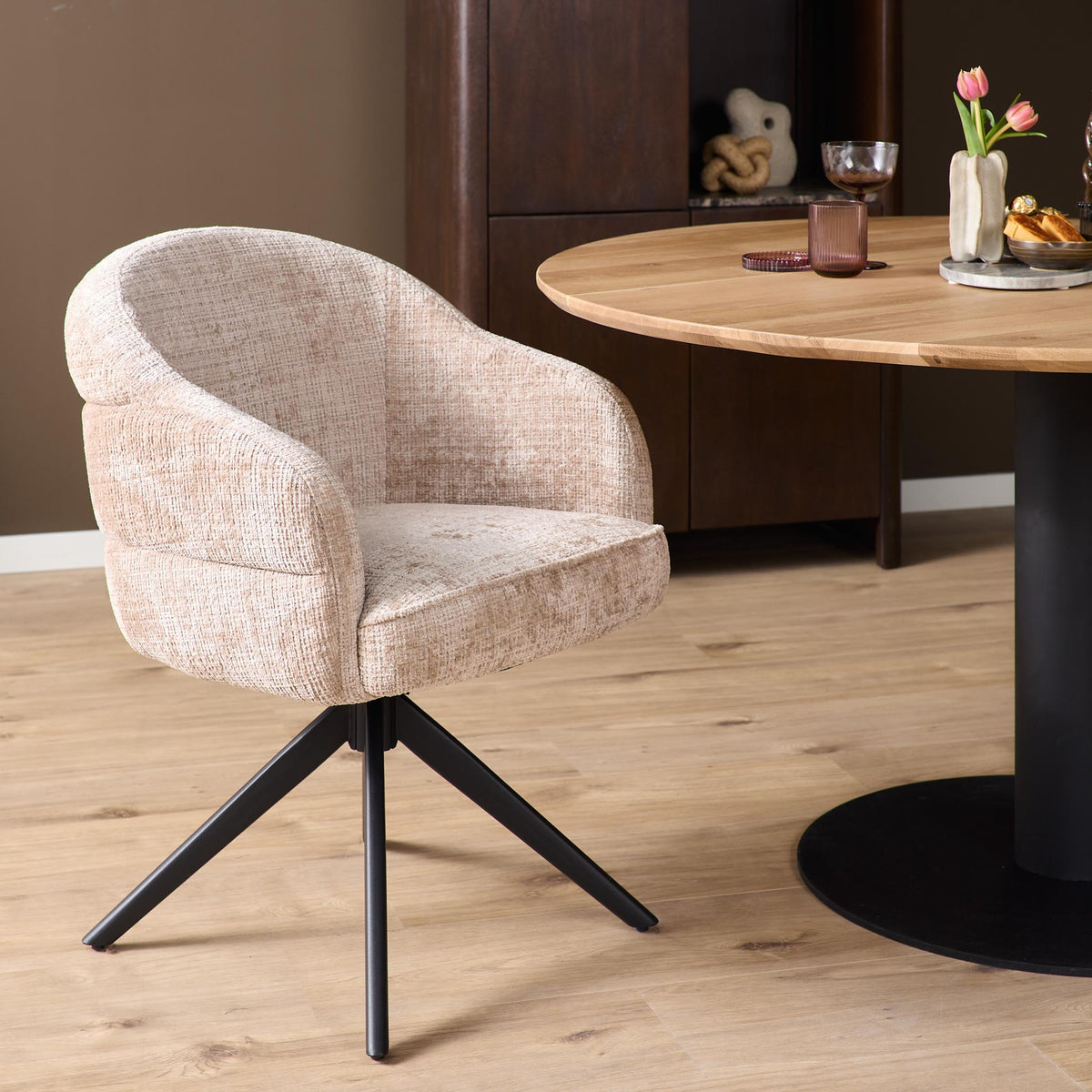 Draaibare eetkamerstoel Bella met armleuning - zitting beige, zwart metalen onderstel - Starfurn