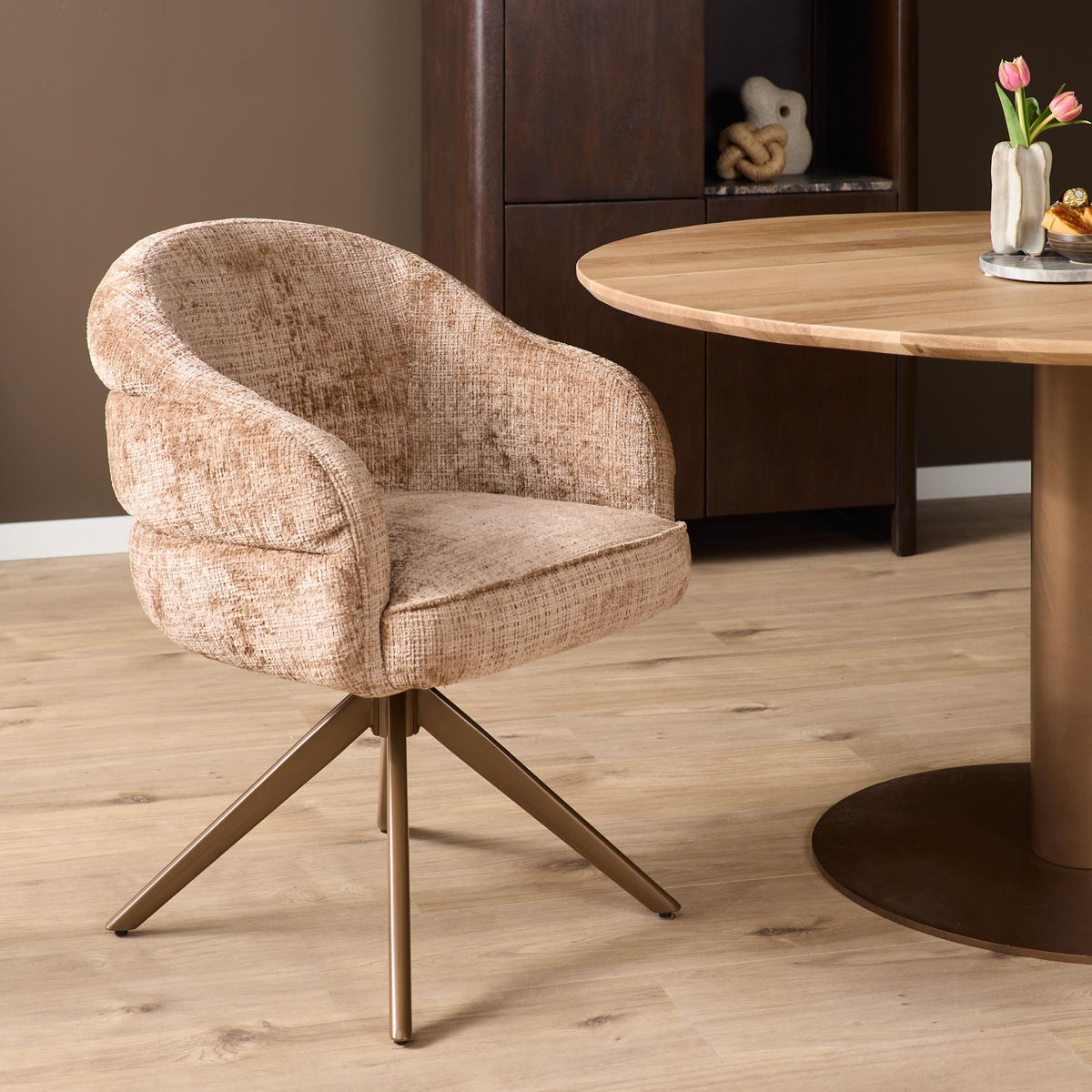 Draaibare eetkamerstoel Bella met armleuning - zitting cinnamon, bronzen onderstel - Starfurn