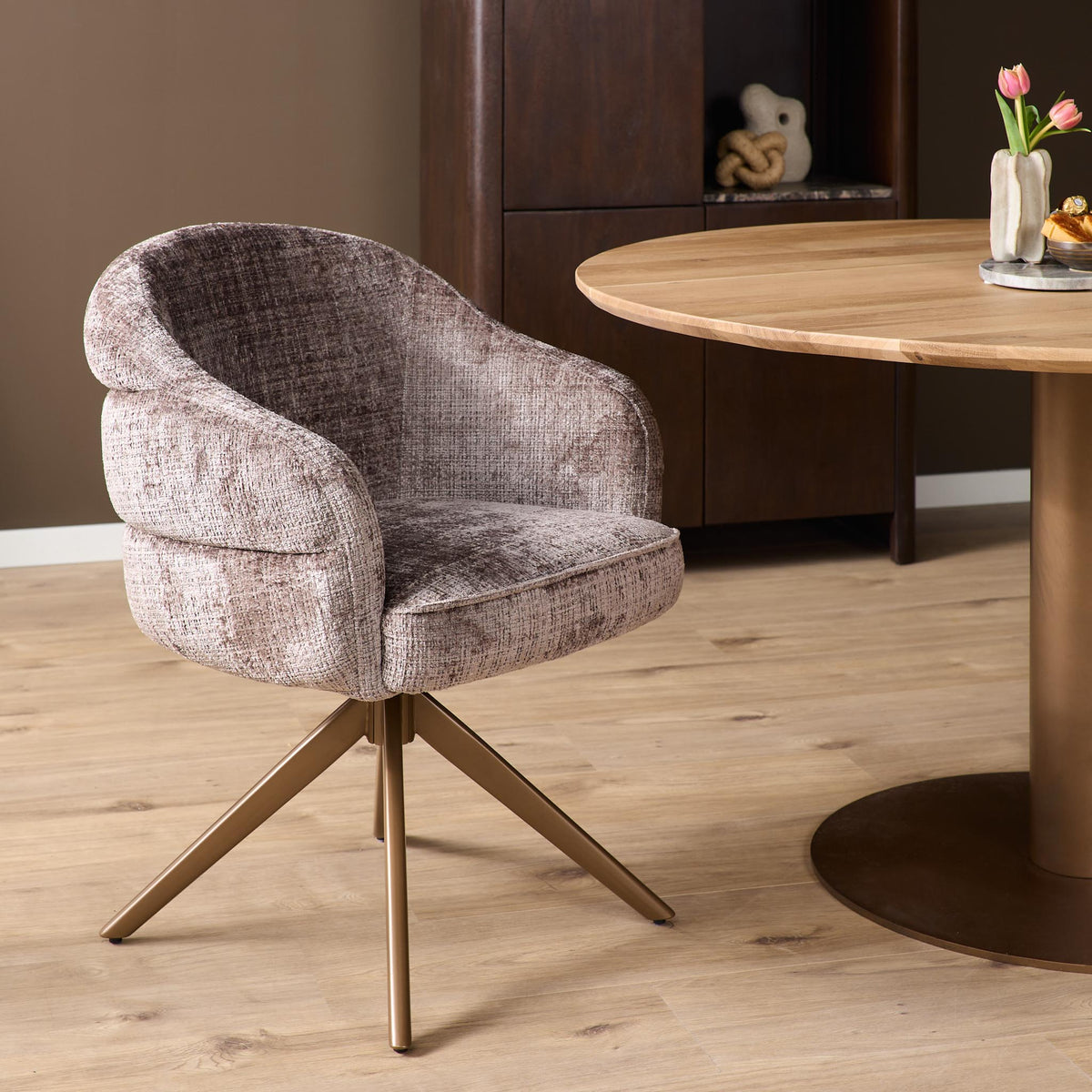 Draaibare eetkamerstoel Bella met armleuning - zitting clay, bronzen onderstel - Starfurn