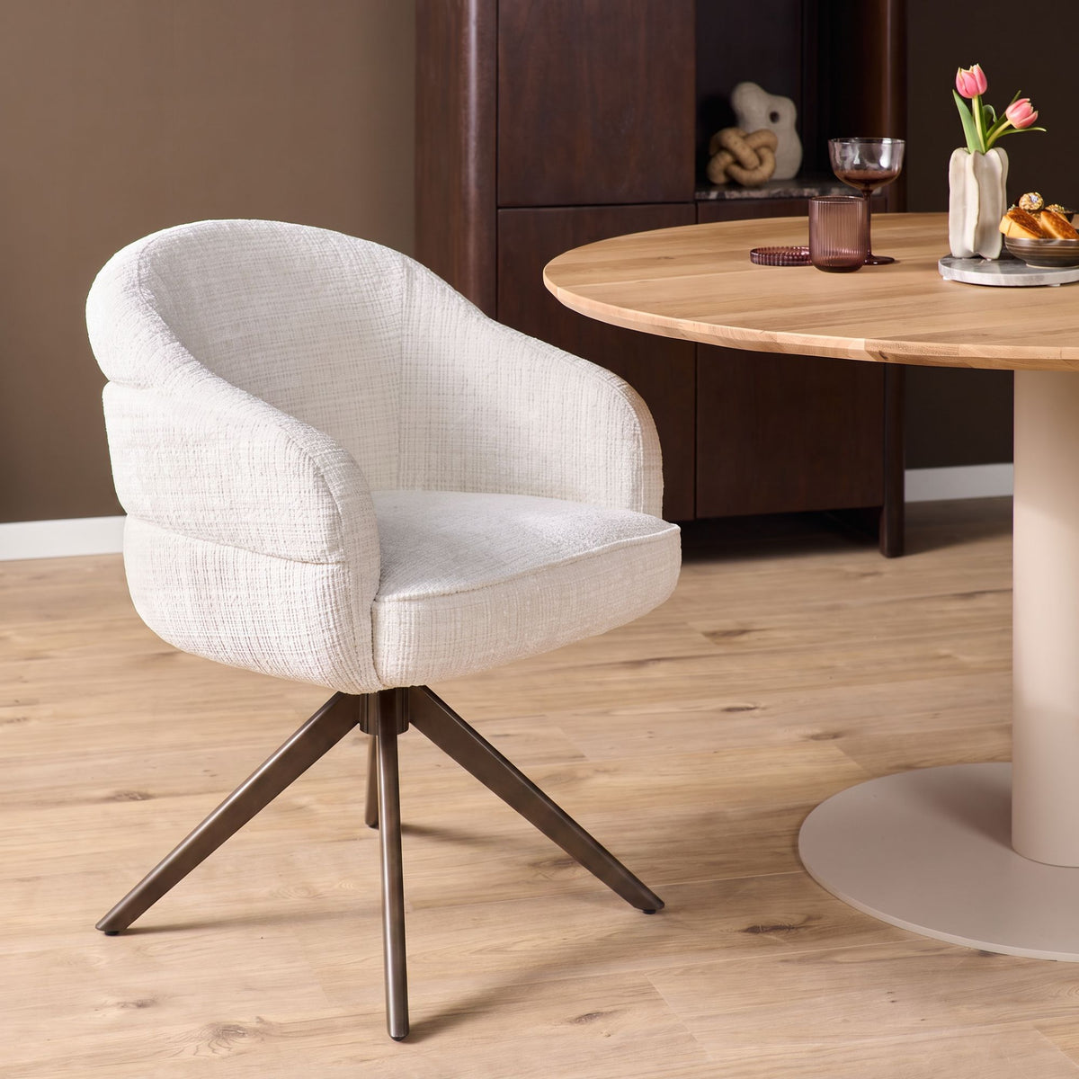 Draaibare eetkamerstoel Bella met armleuning - zitting off-white, anodic brown onderstel - Starfurn